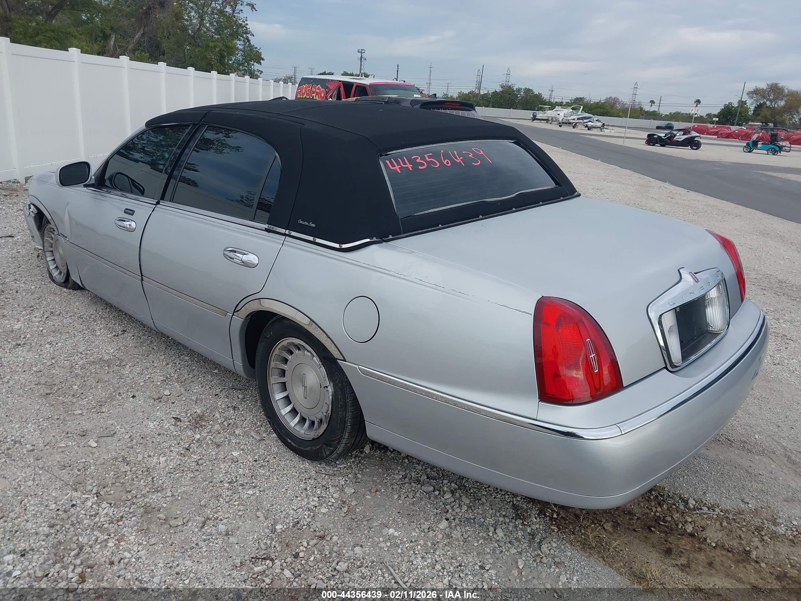 LINCOLN TOWN image 3