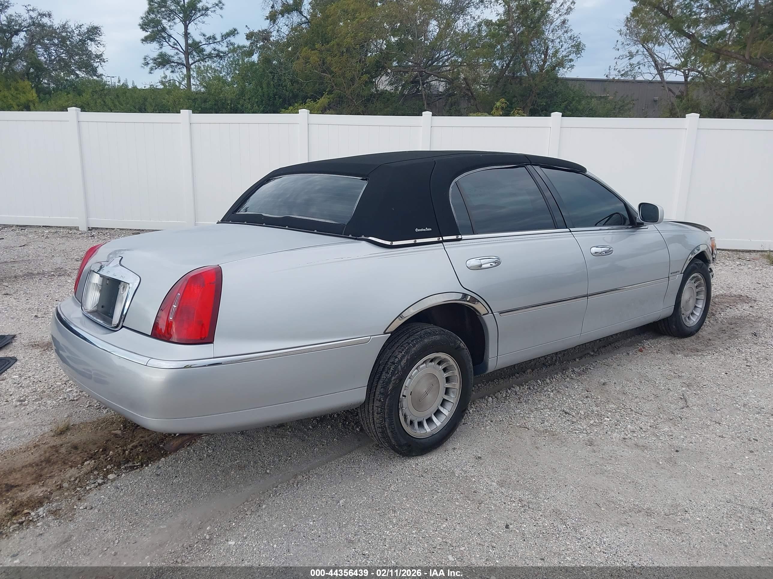 LINCOLN TOWN image 4