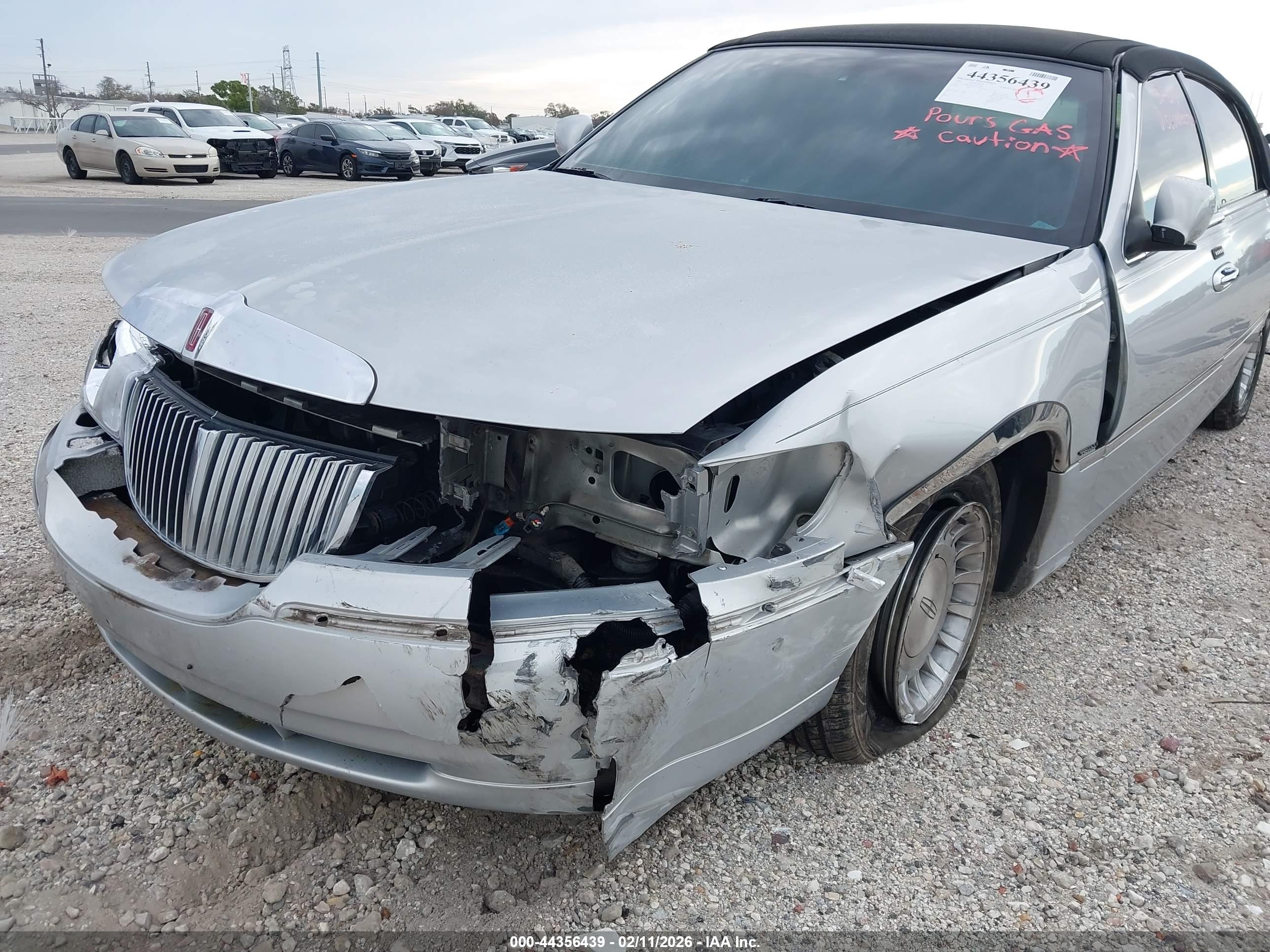 LINCOLN TOWN image 6