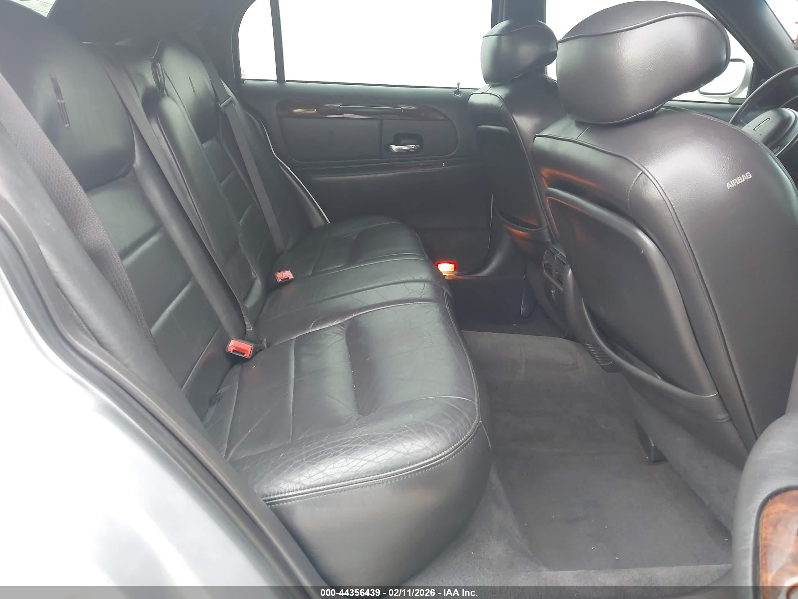LINCOLN TOWN image 8