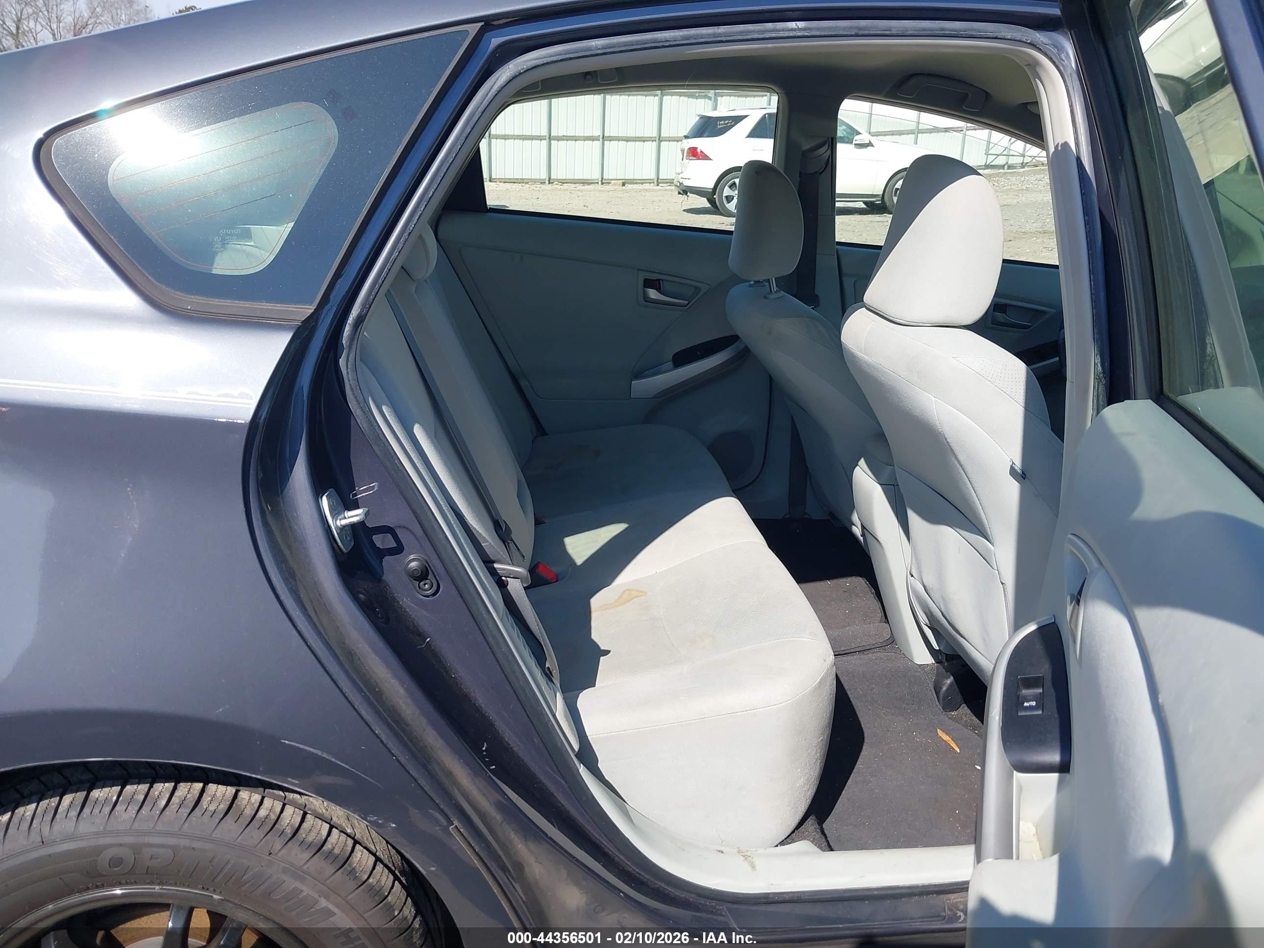 TOYOTA PRIUS image 8