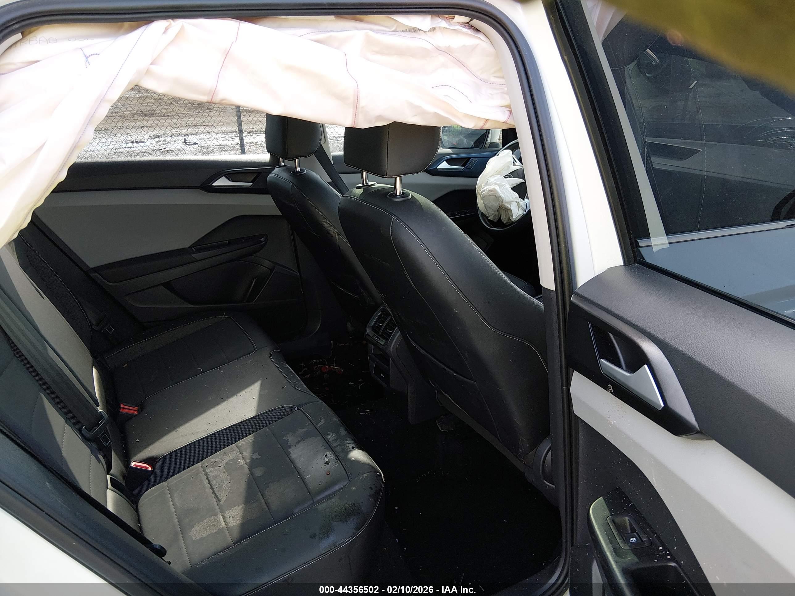VOLKSWAGEN TAOS image 8