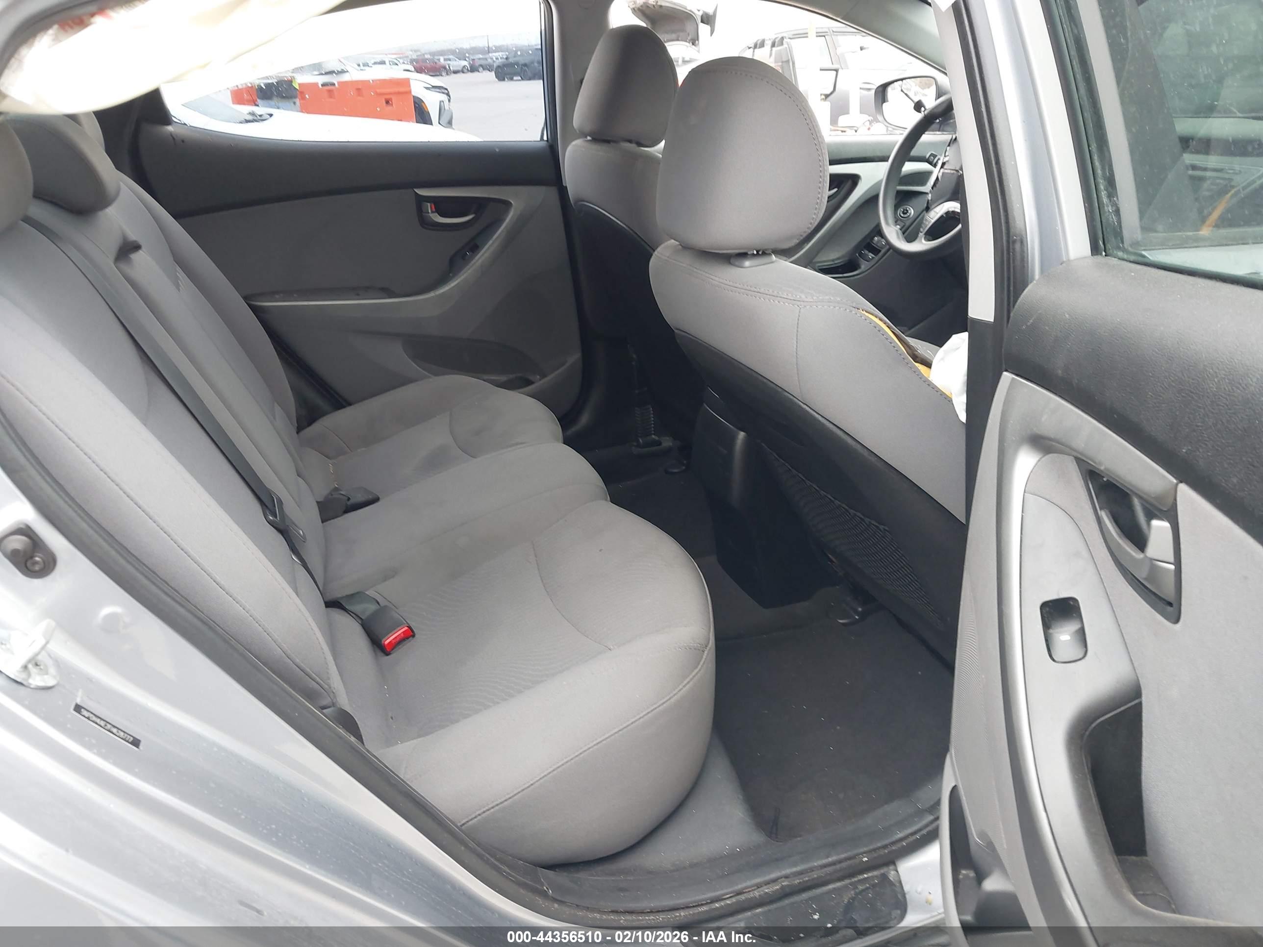 HYUNDAI ELANTRA image 8