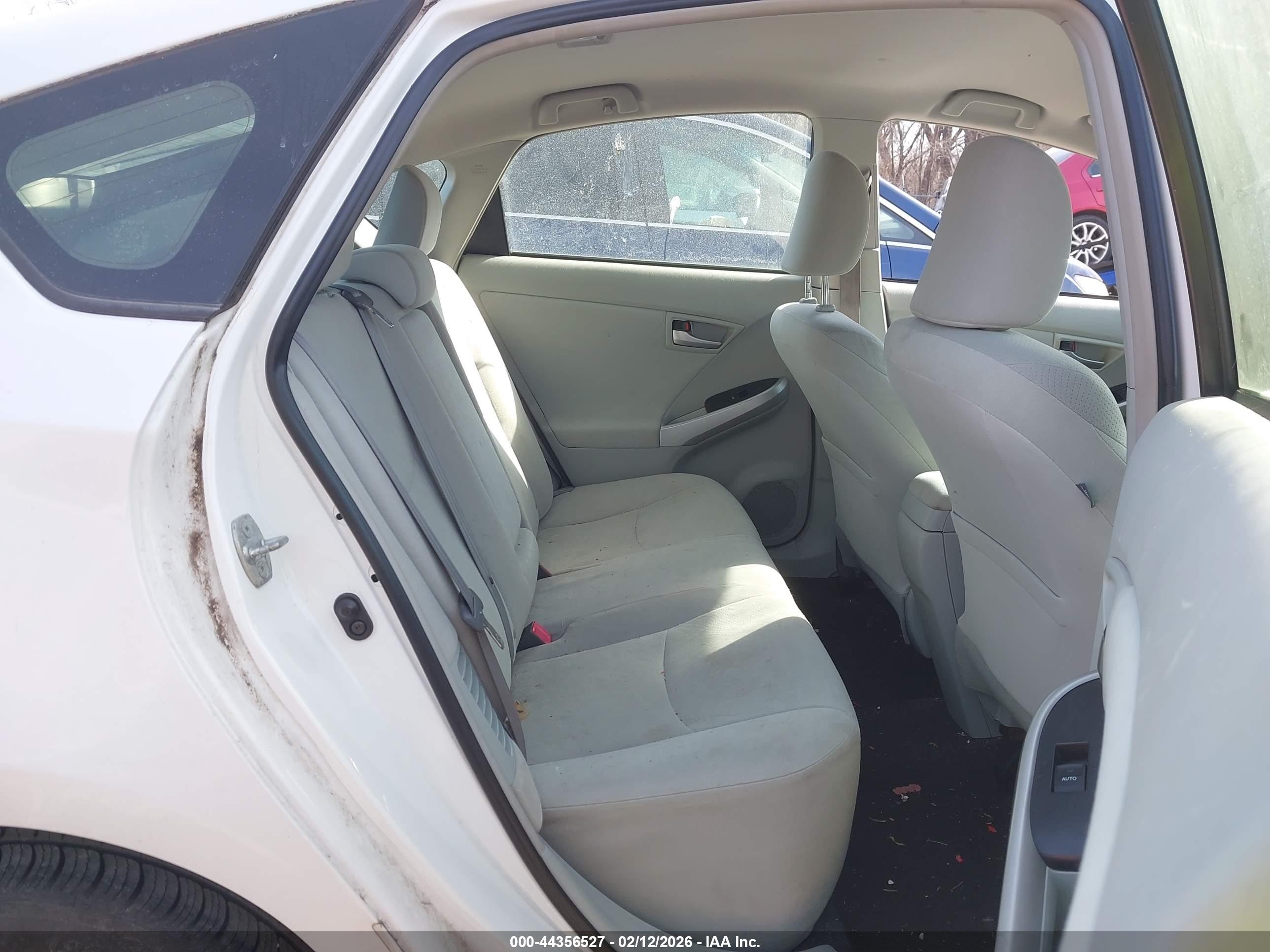 TOYOTA PRIUS image 8