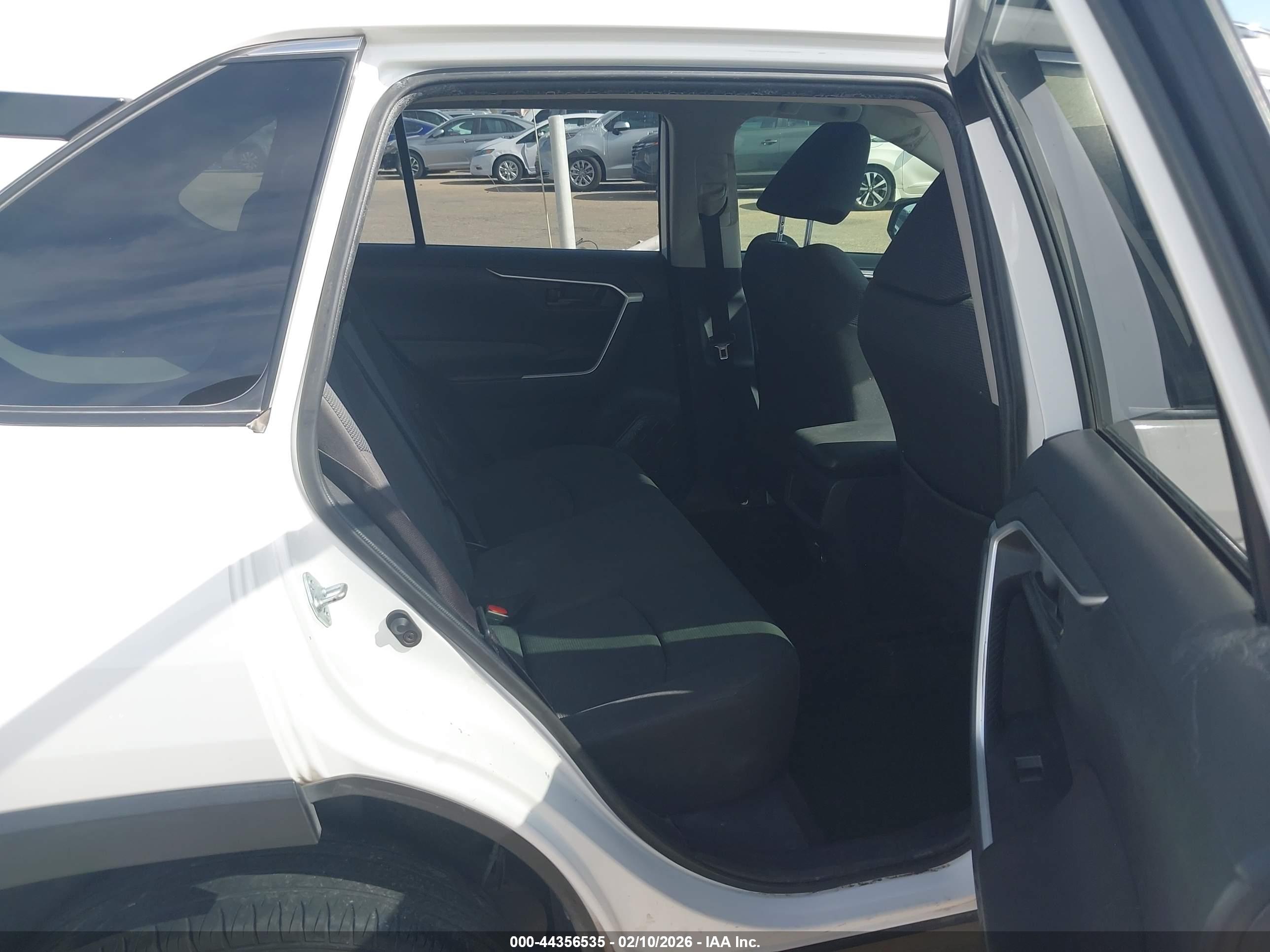 TOYOTA RAV4 image 8