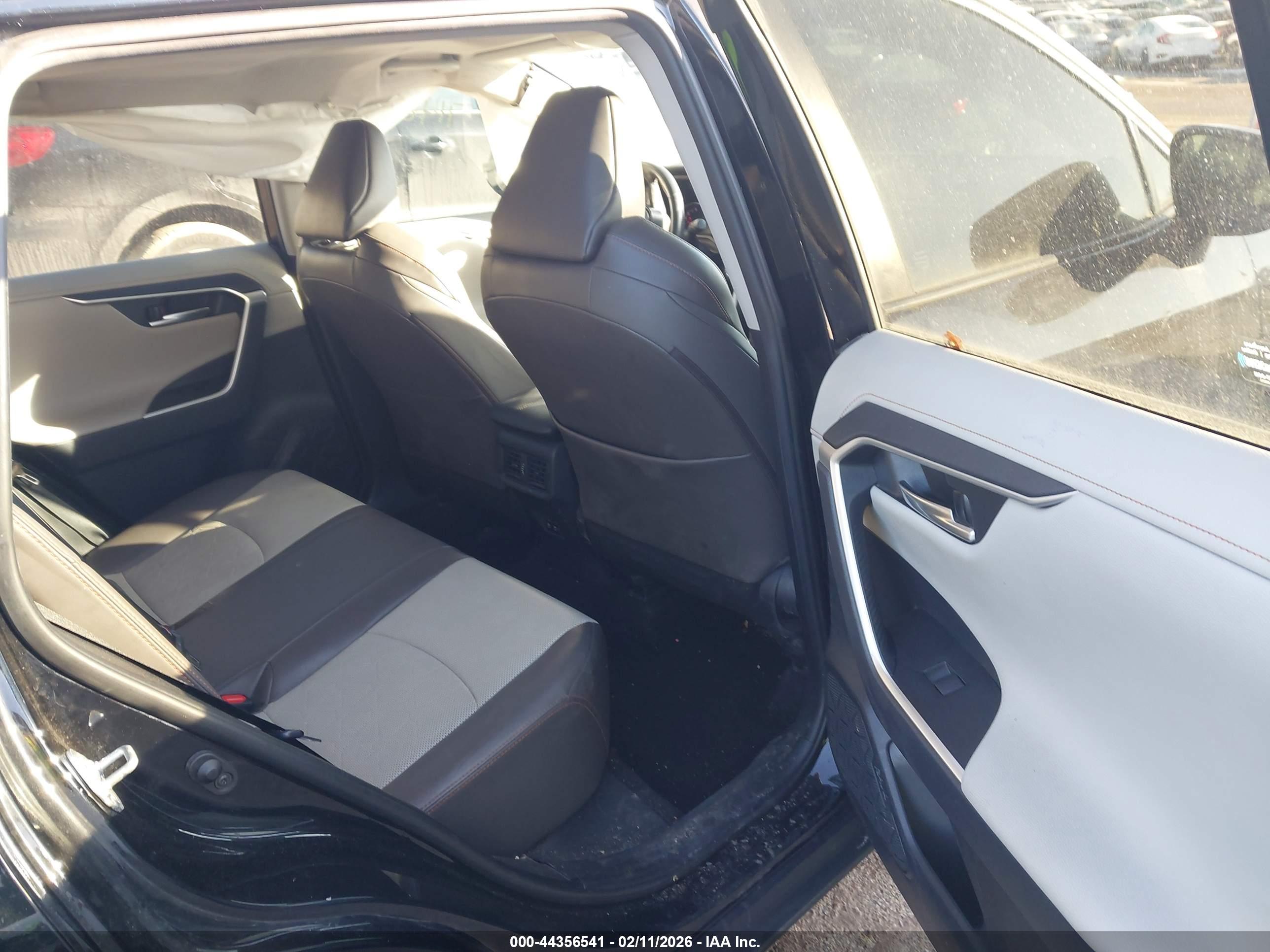 TOYOTA RAV4 image 8