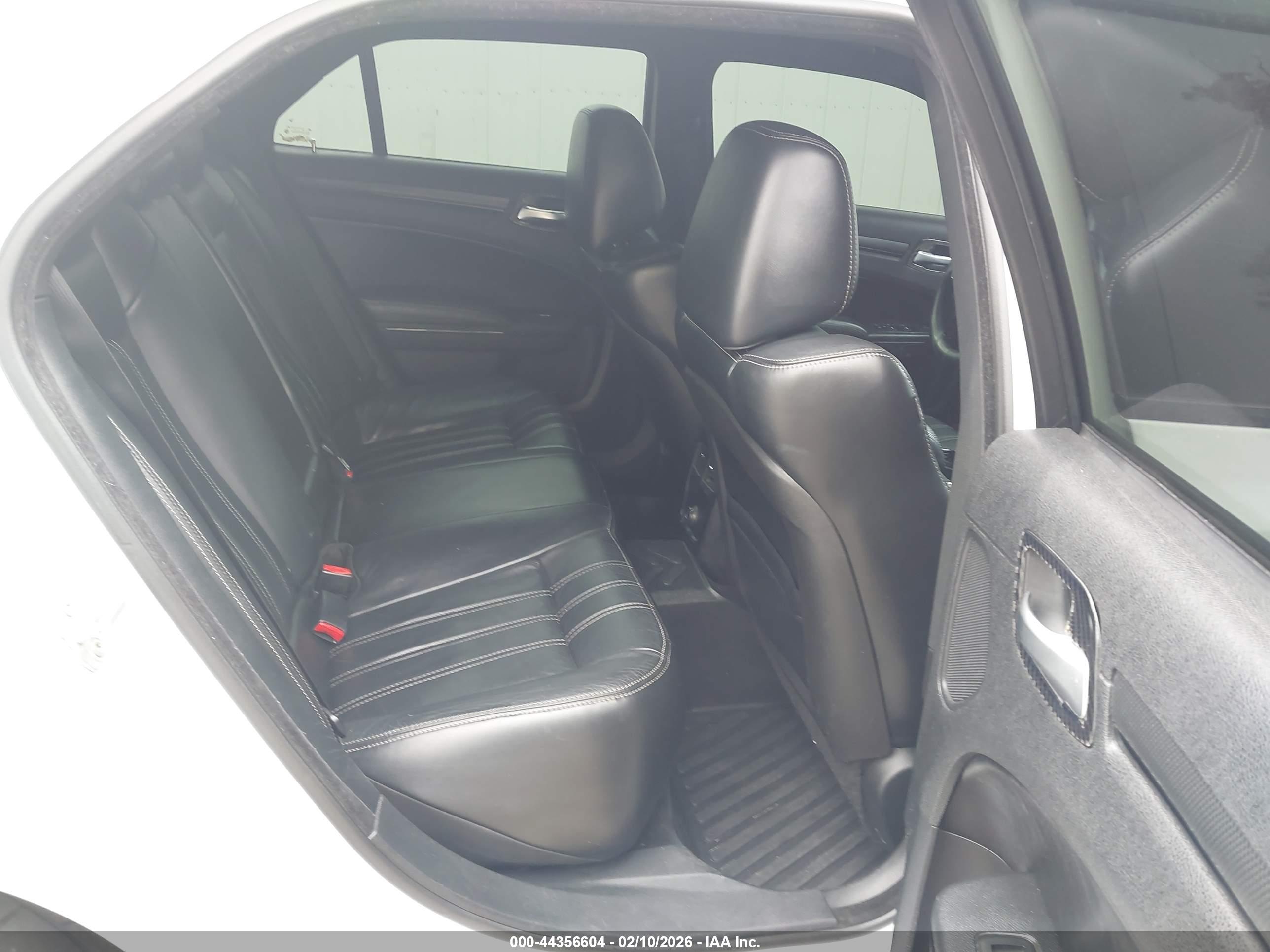 CHRYSLER 300 image 8