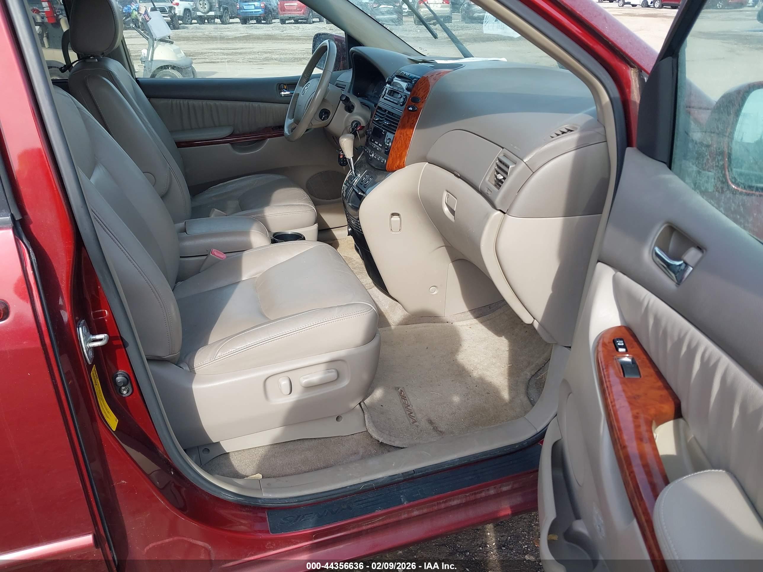 TOYOTA SIENNA image 5