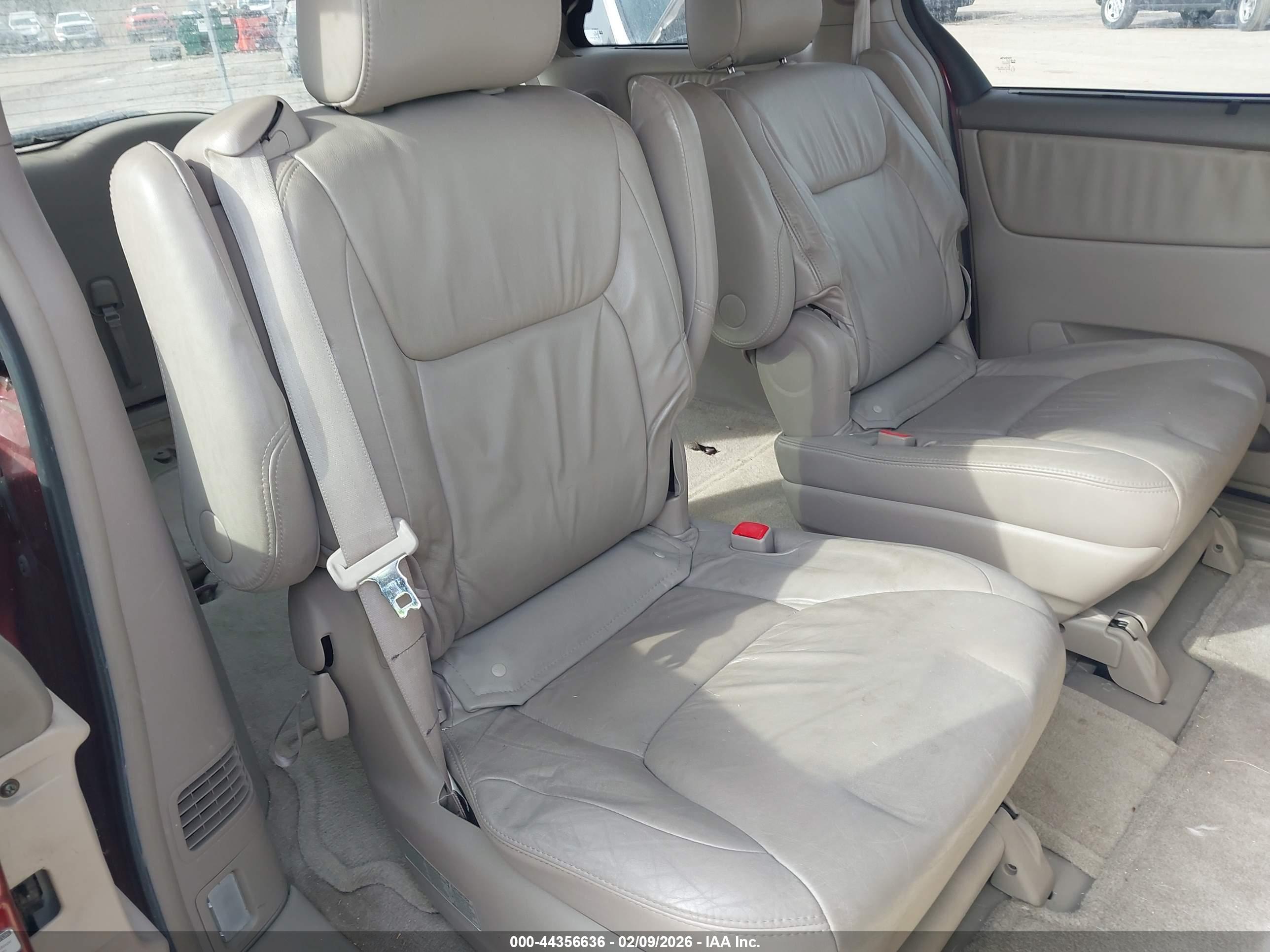 TOYOTA SIENNA image 8
