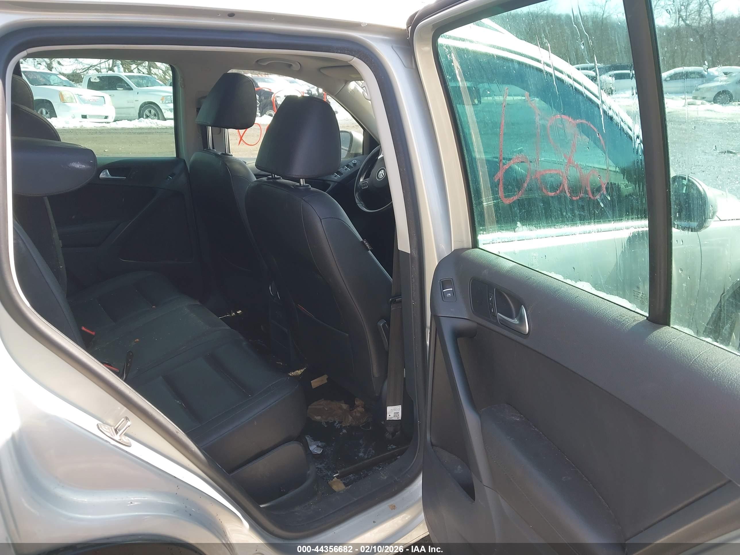 VOLKSWAGEN TIGUAN image 8
