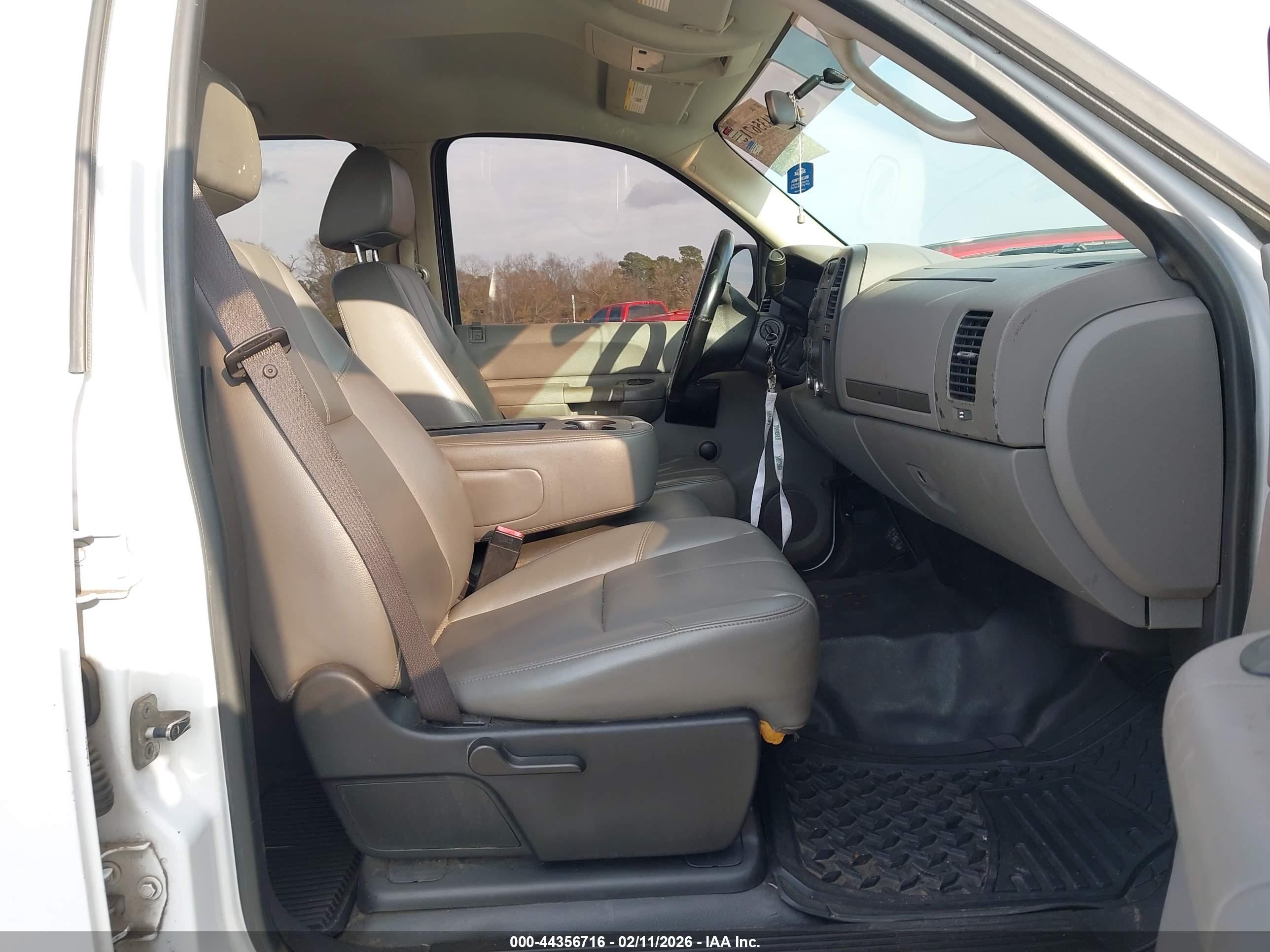CHEVROLET SILVERADO image 5