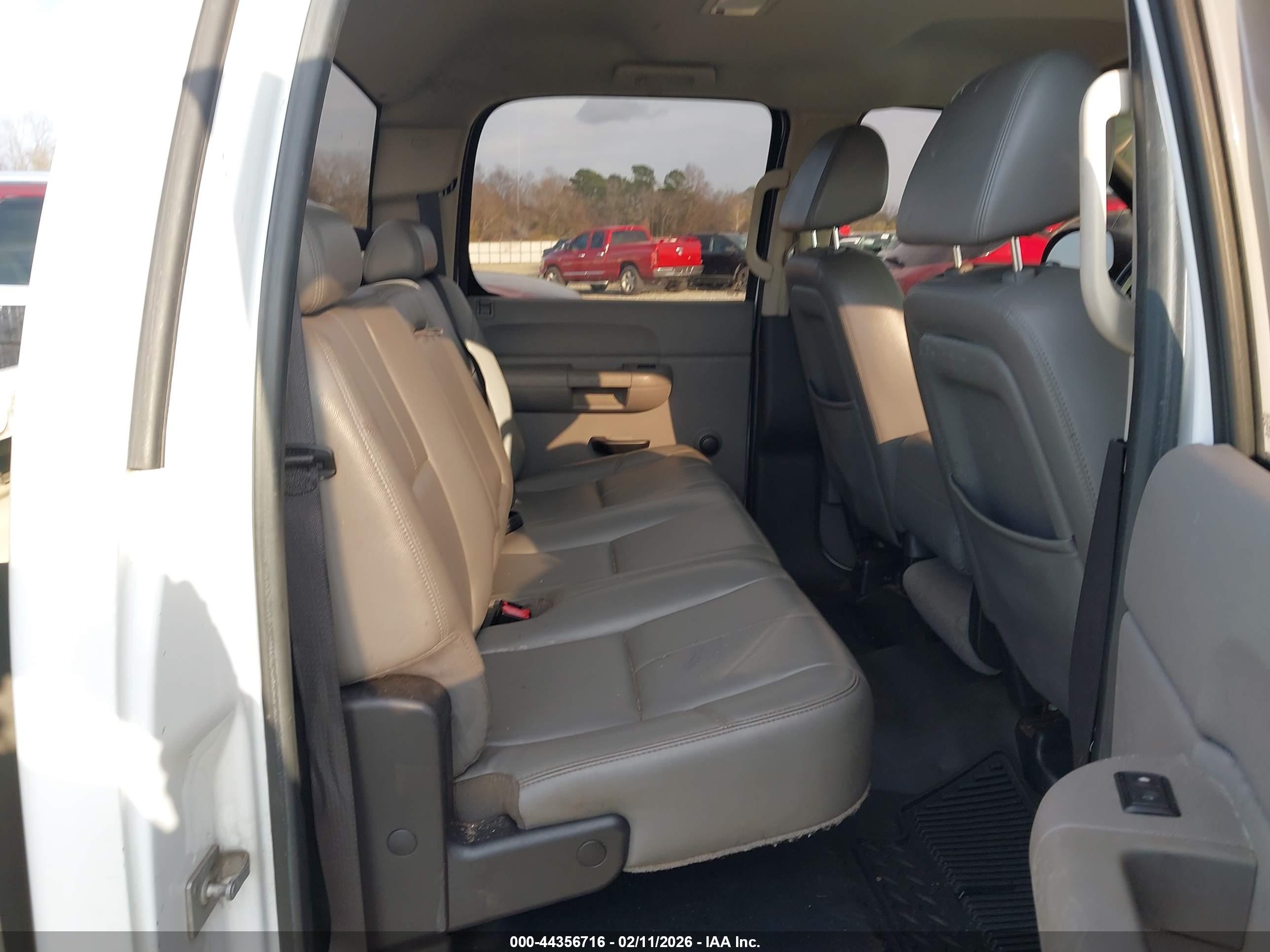 CHEVROLET SILVERADO image 8