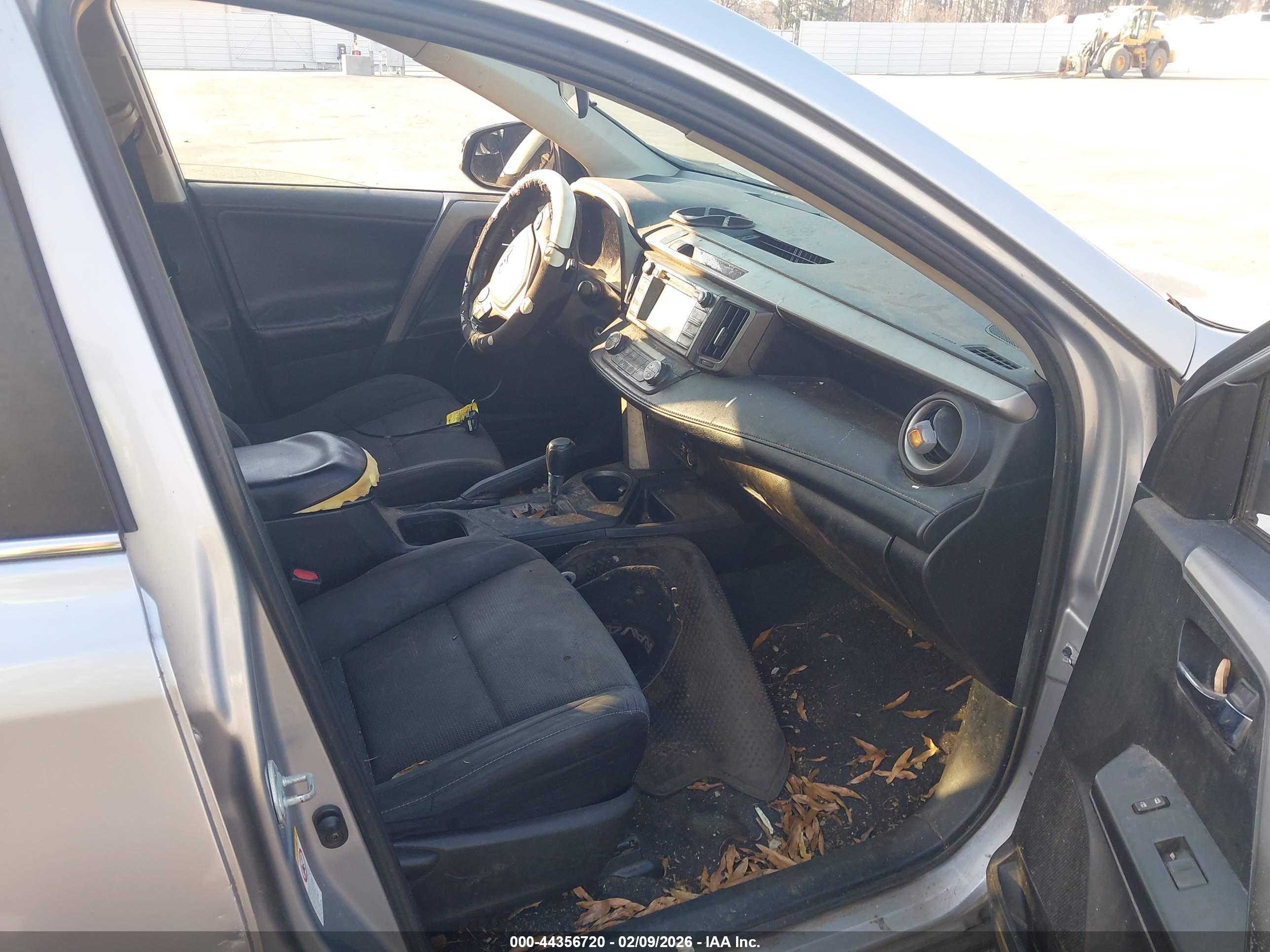 TOYOTA RAV4 image 5