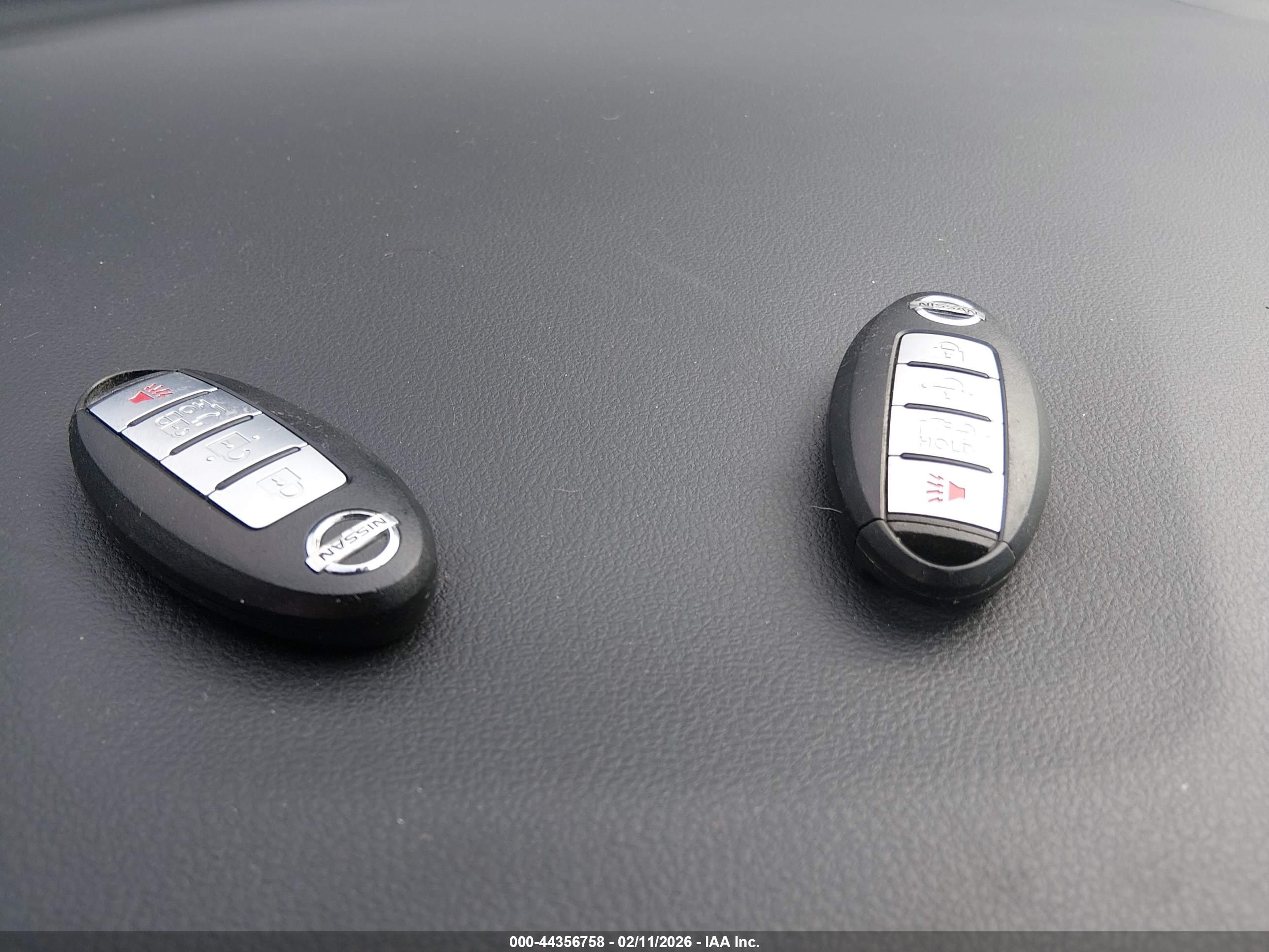 NISSAN LEAF image 11