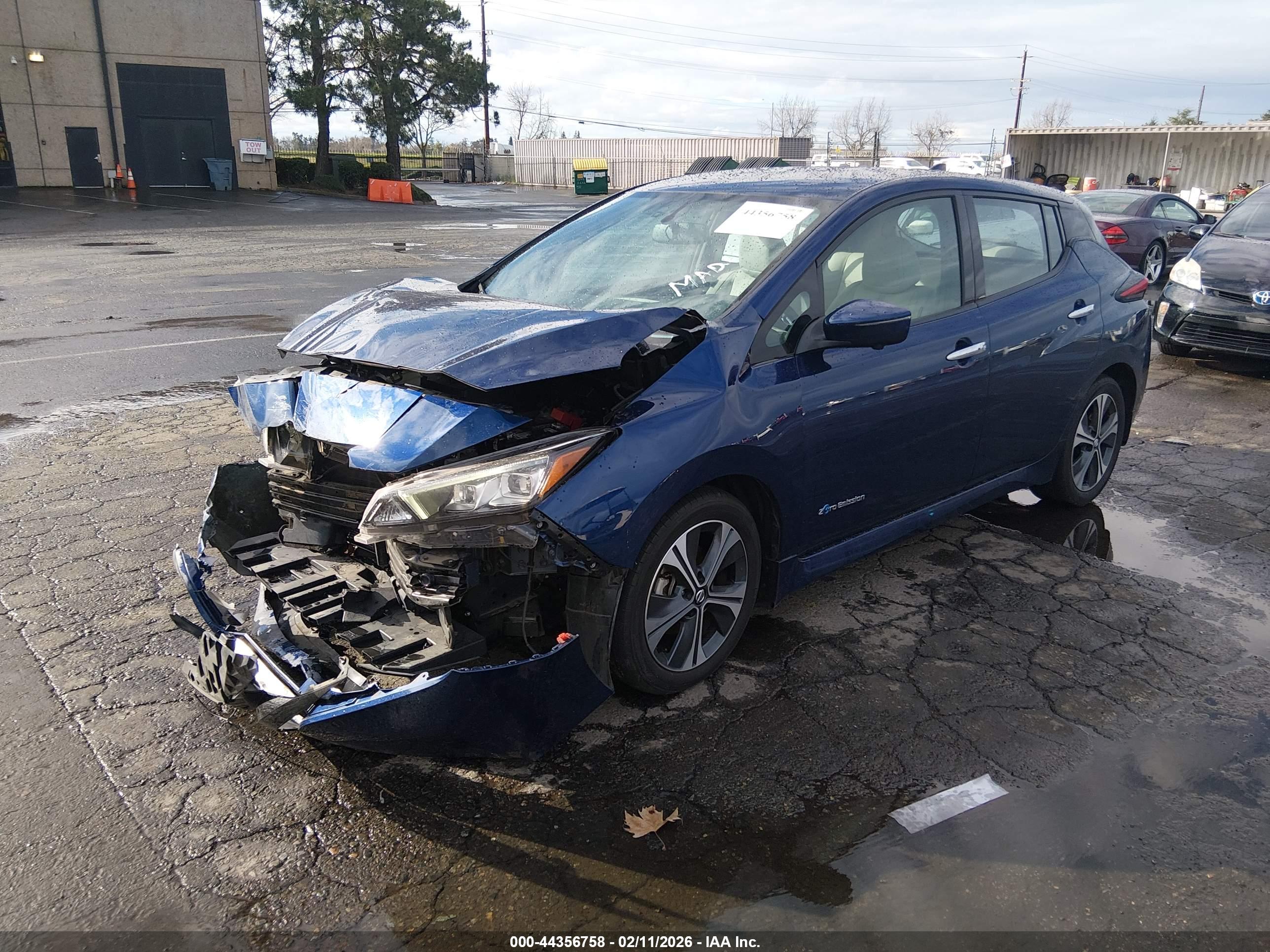 NISSAN LEAF image 2