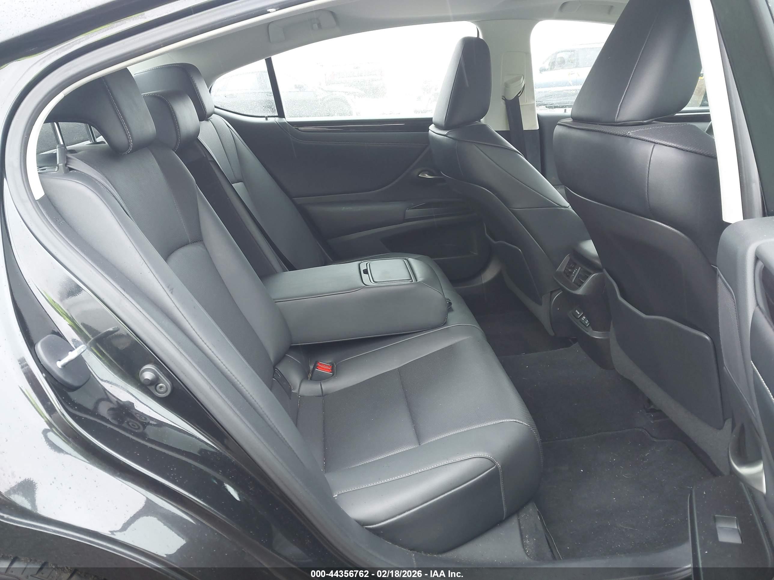 LEXUS ES image 8