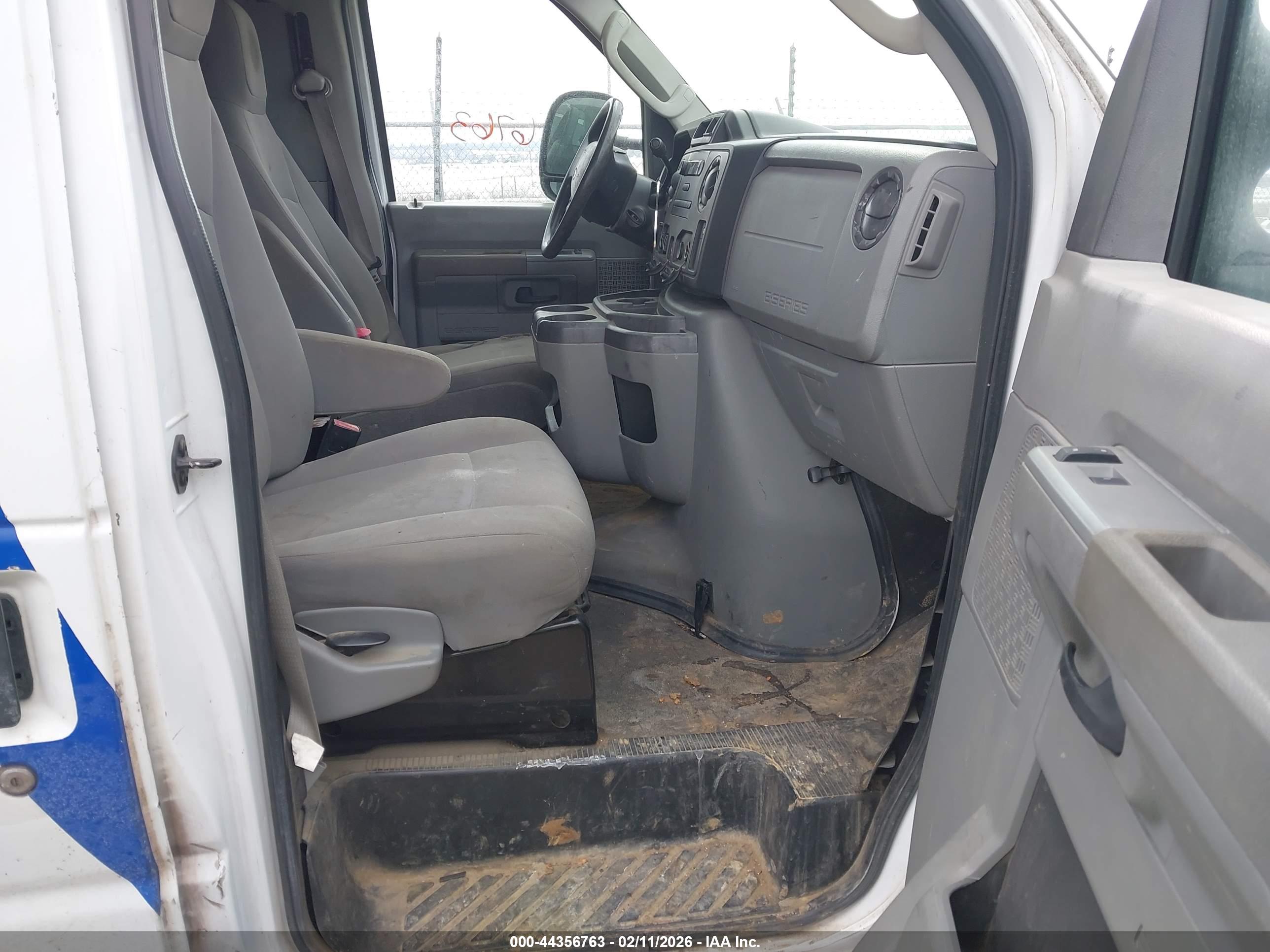 FORD E-150 image 5