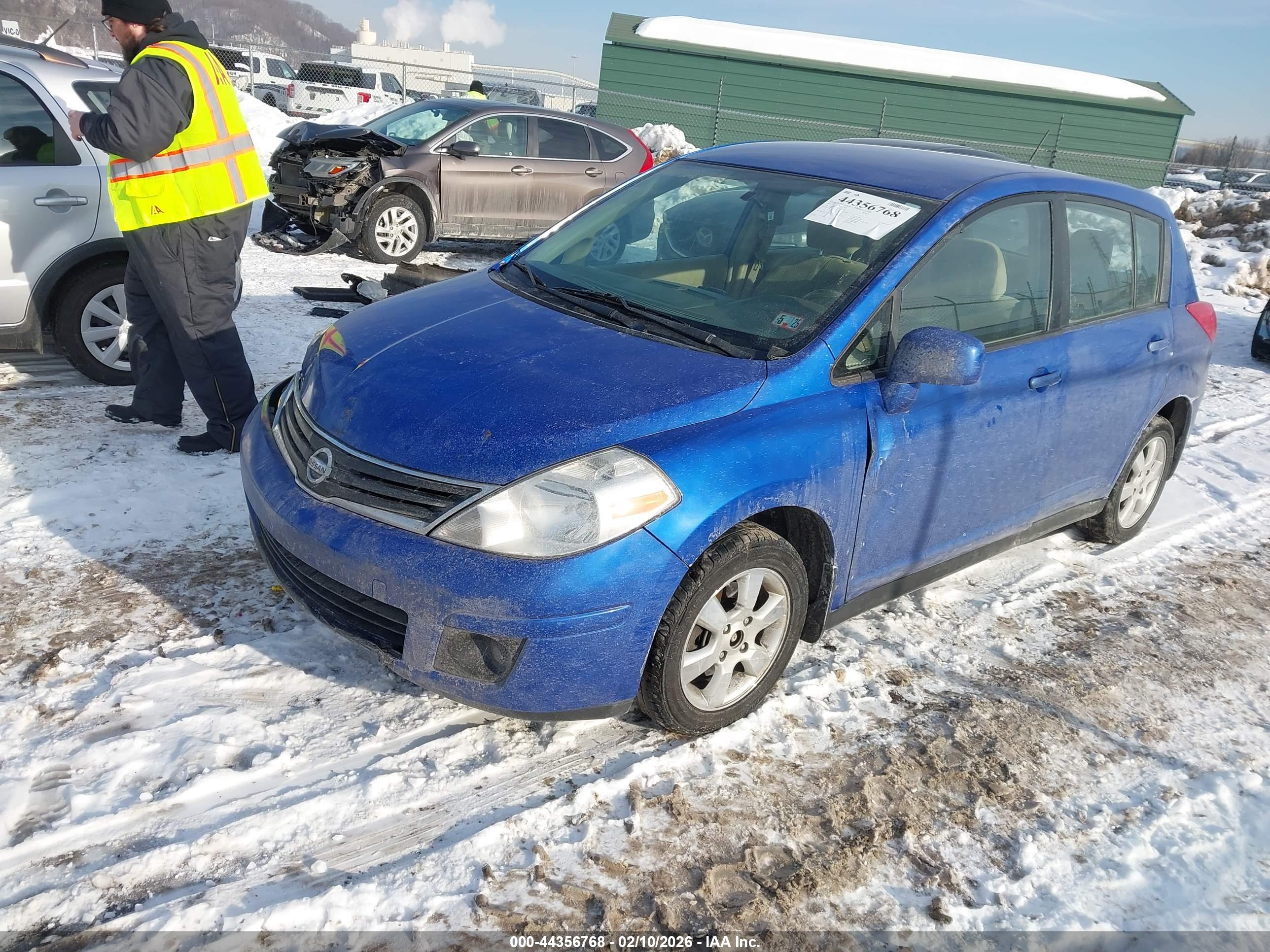 NISSAN VERSA image 2