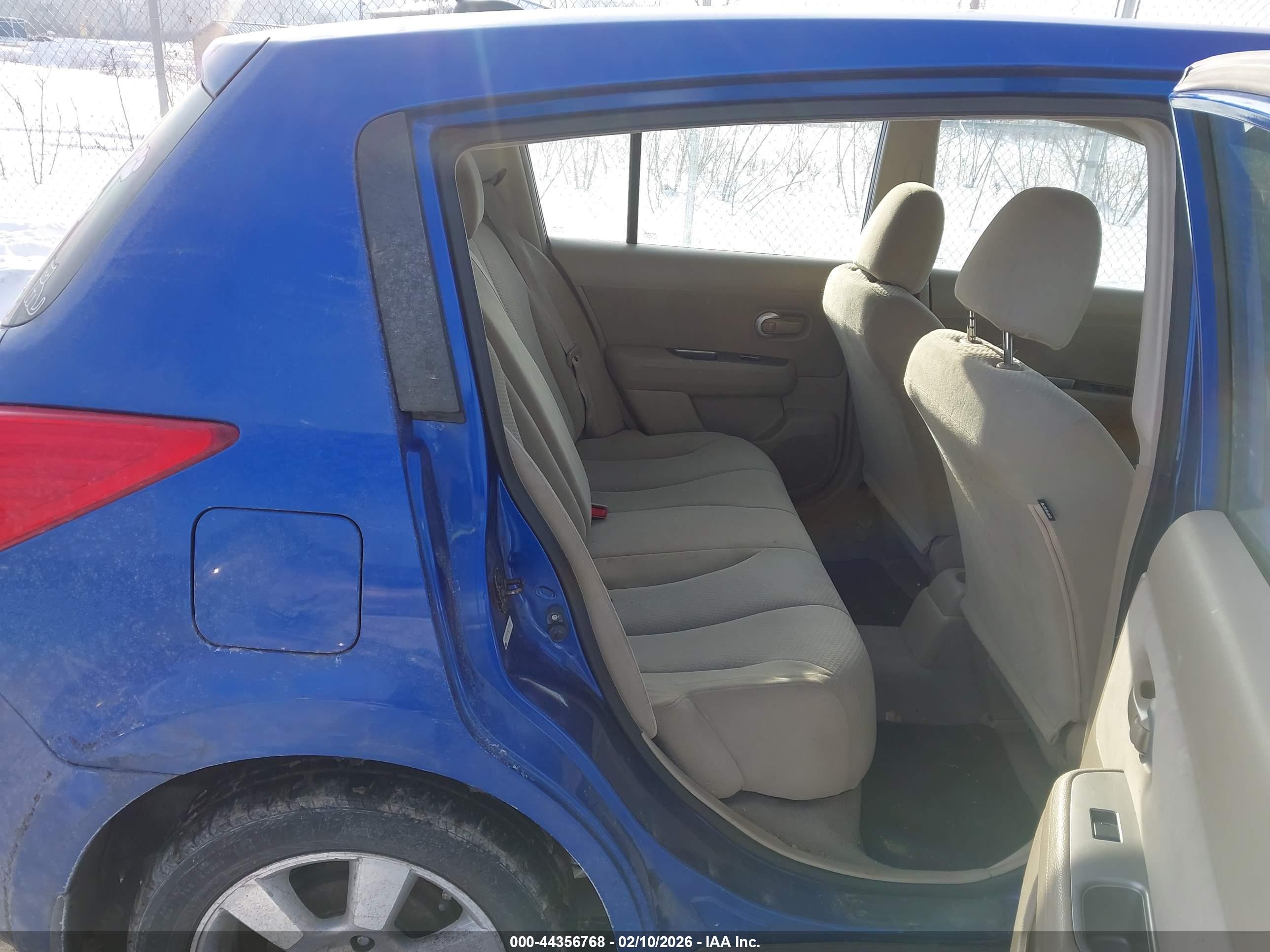 NISSAN VERSA image 8