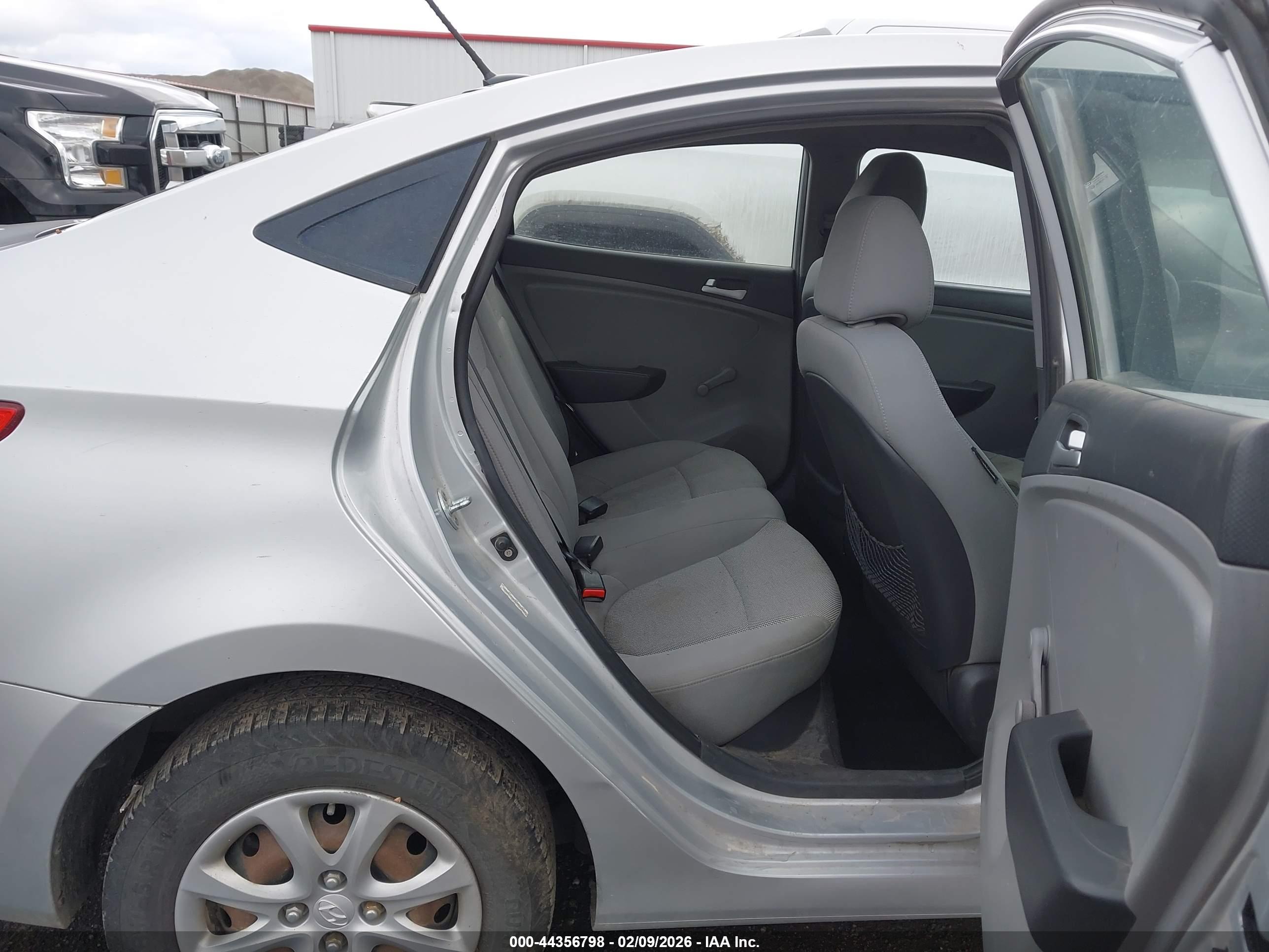 HYUNDAI ACCENT image 8