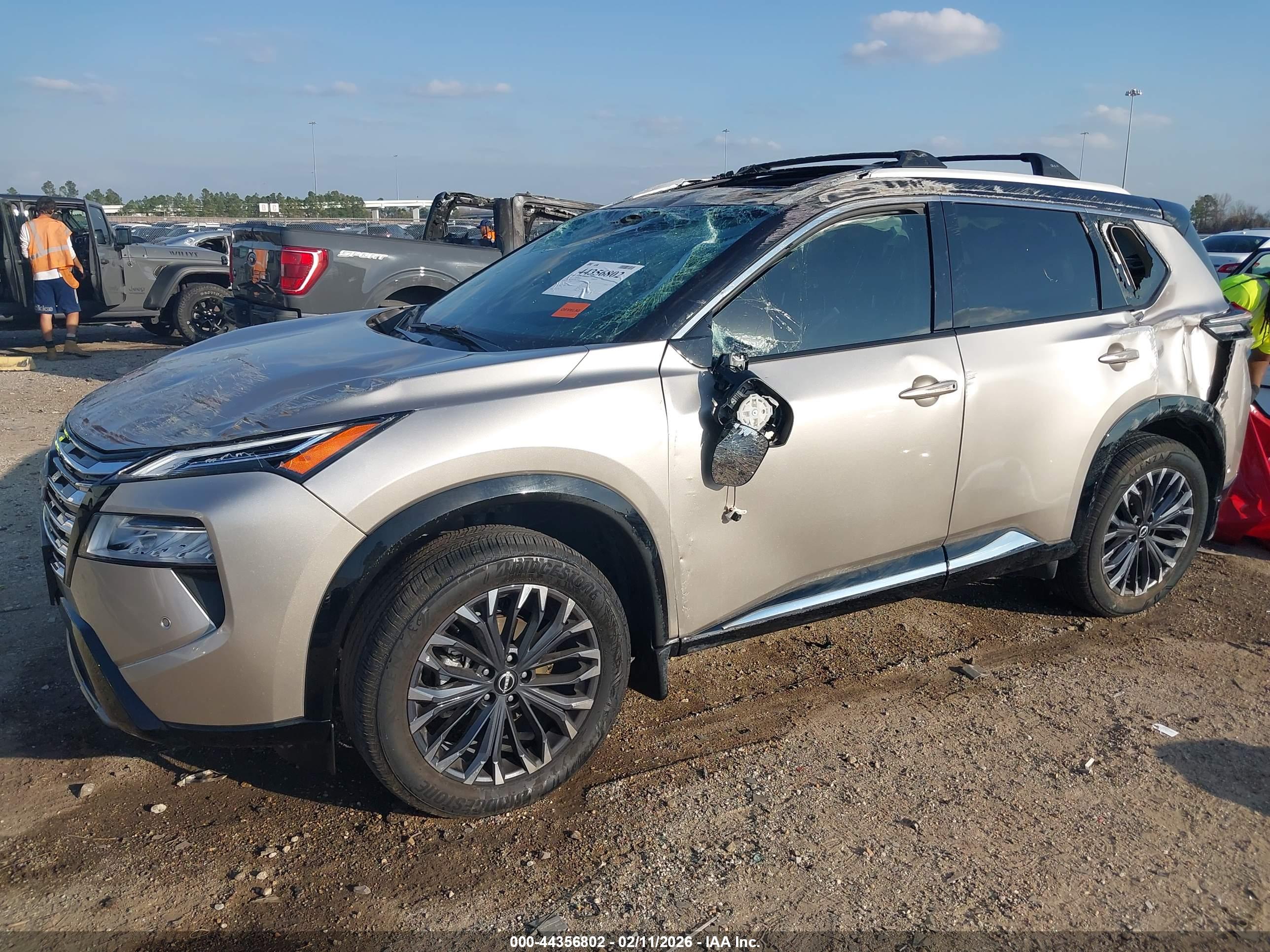 NISSAN ROGUE image 2