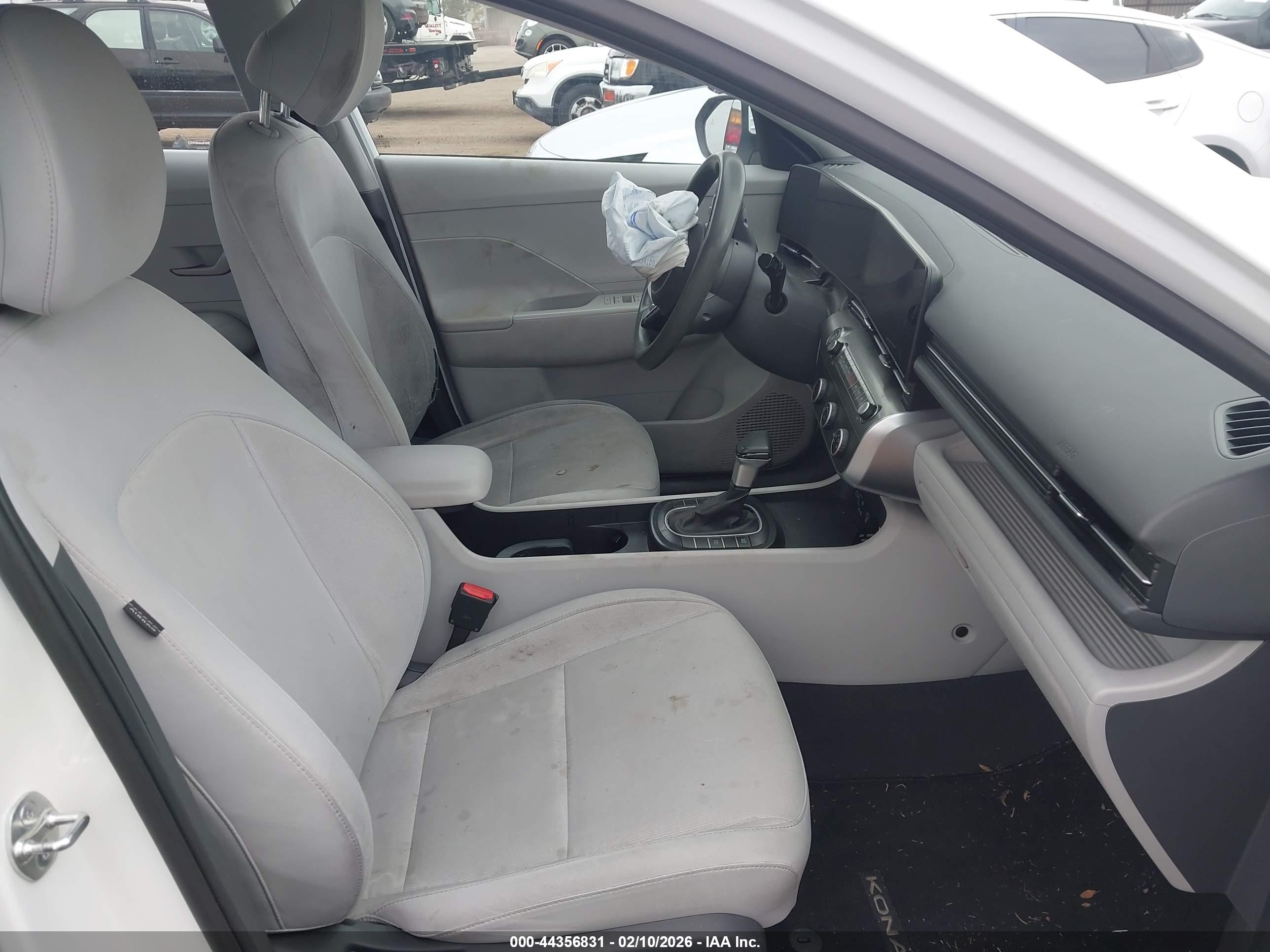HYUNDAI KONA image 5