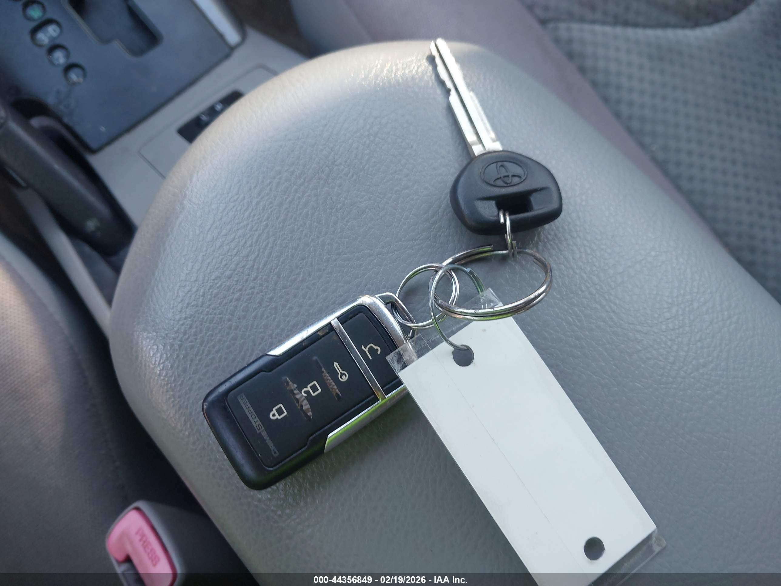 TOYOTA RAV4 image 11