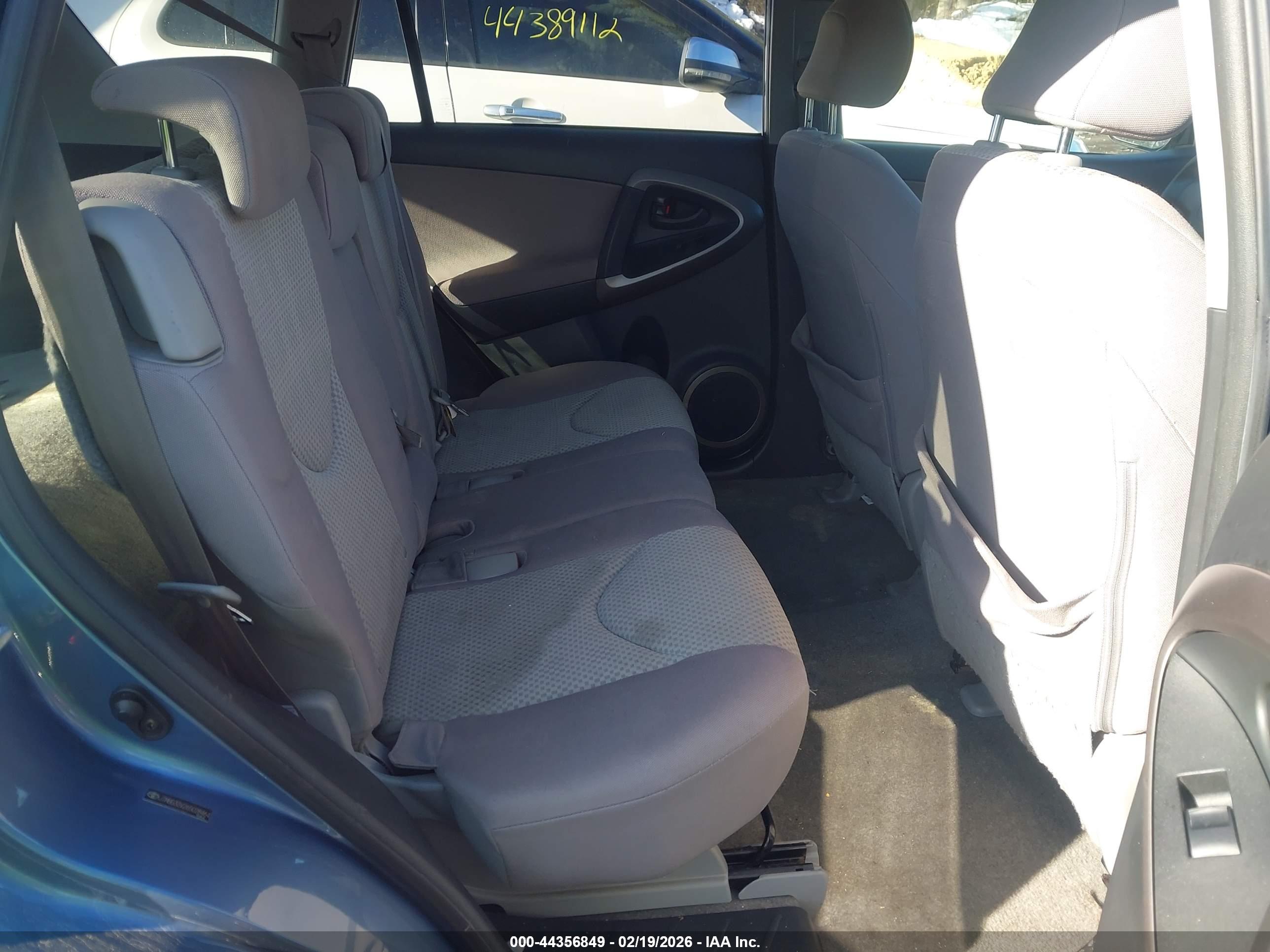 TOYOTA RAV4 image 8