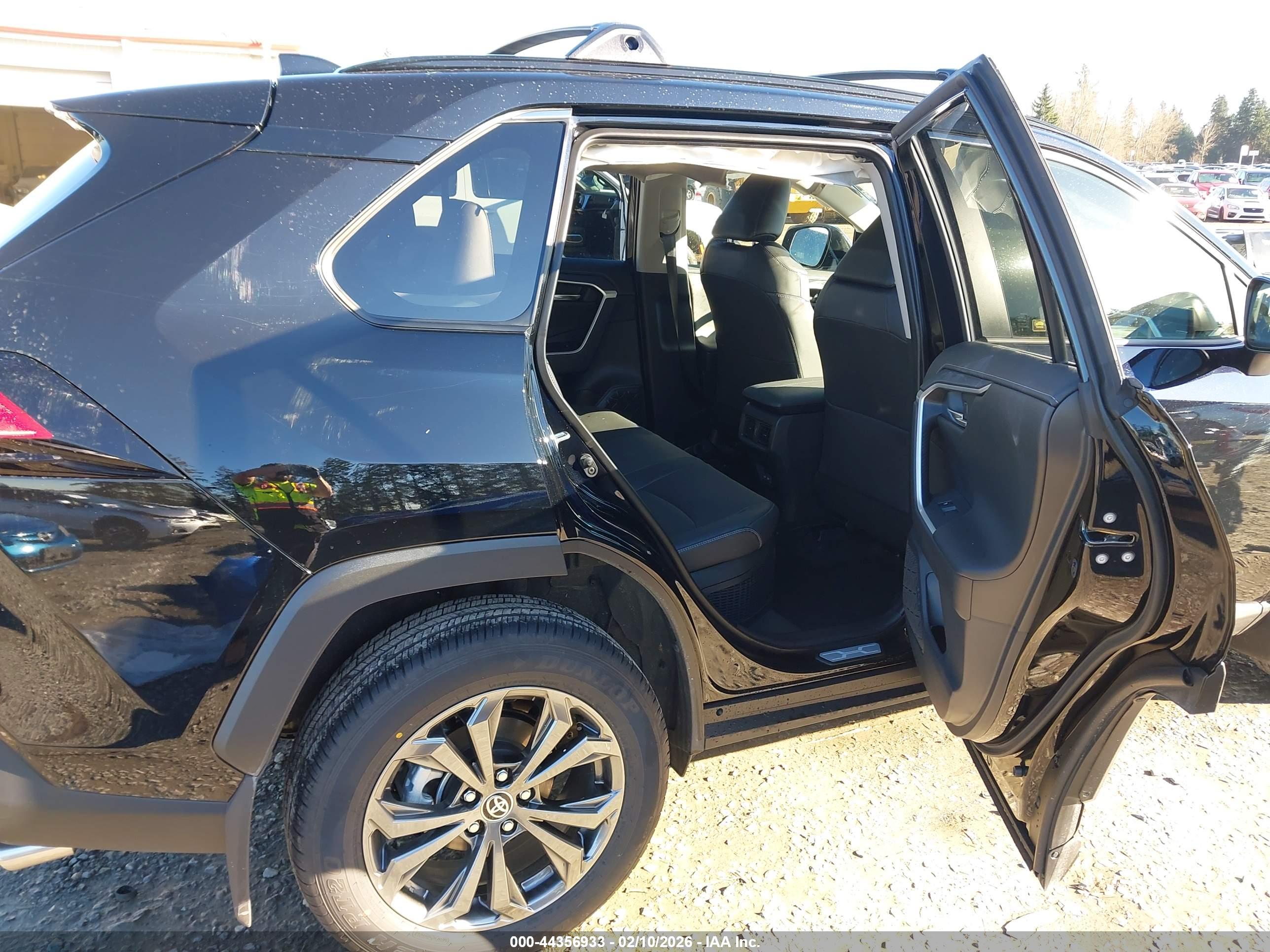 TOYOTA RAV4 image 8