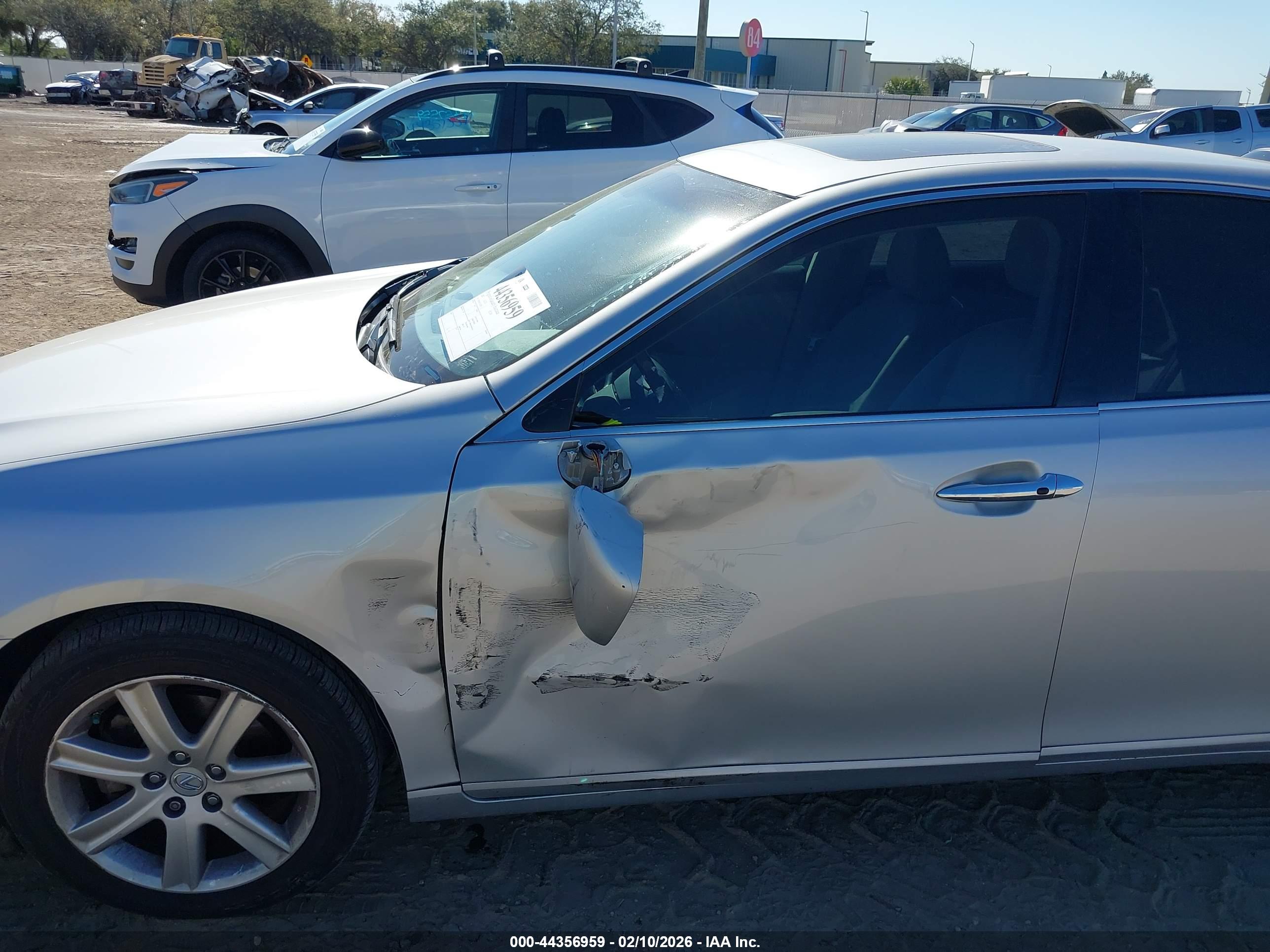 LEXUS ES image 6