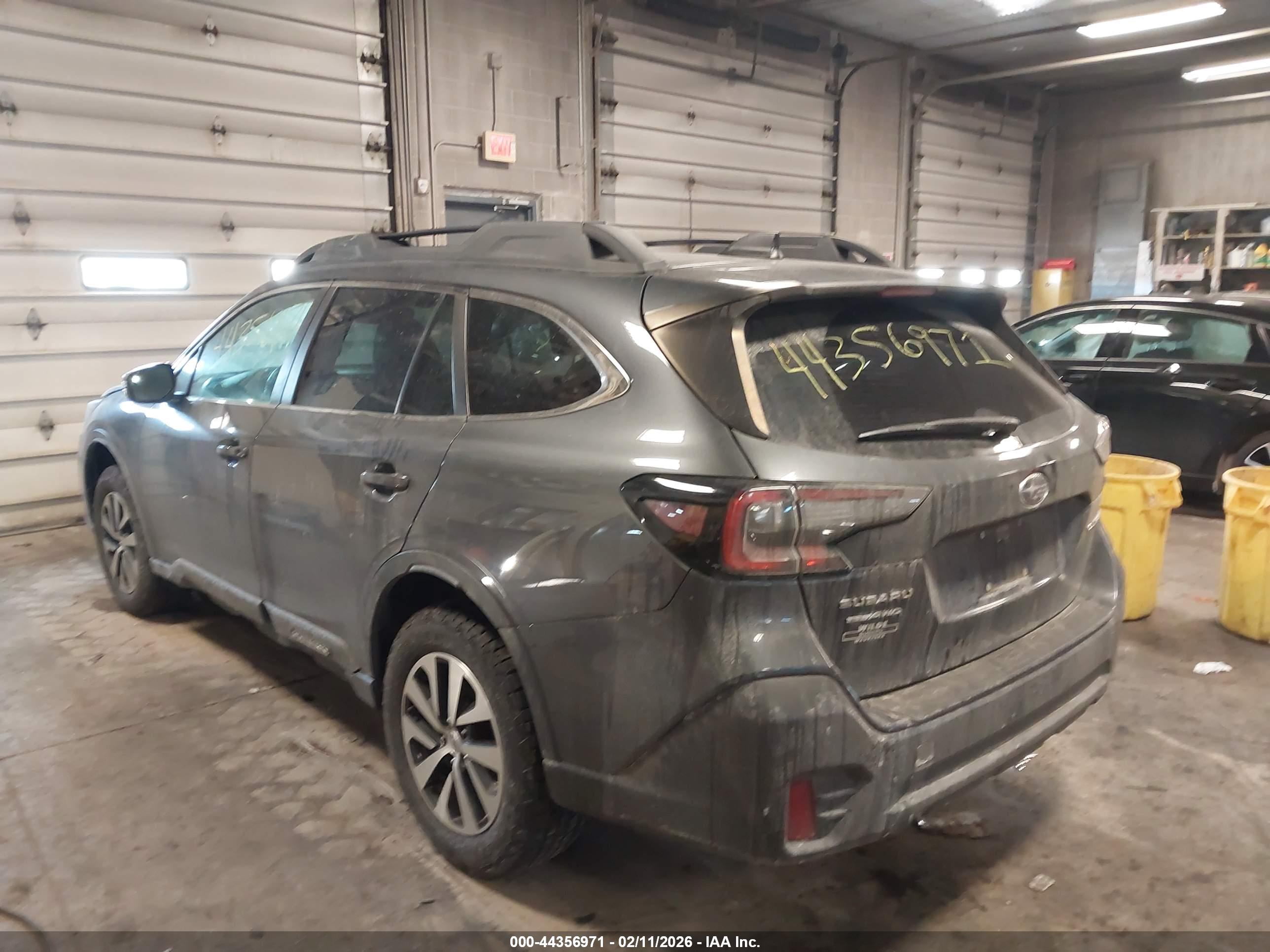 SUBARU OUTBACK image 3