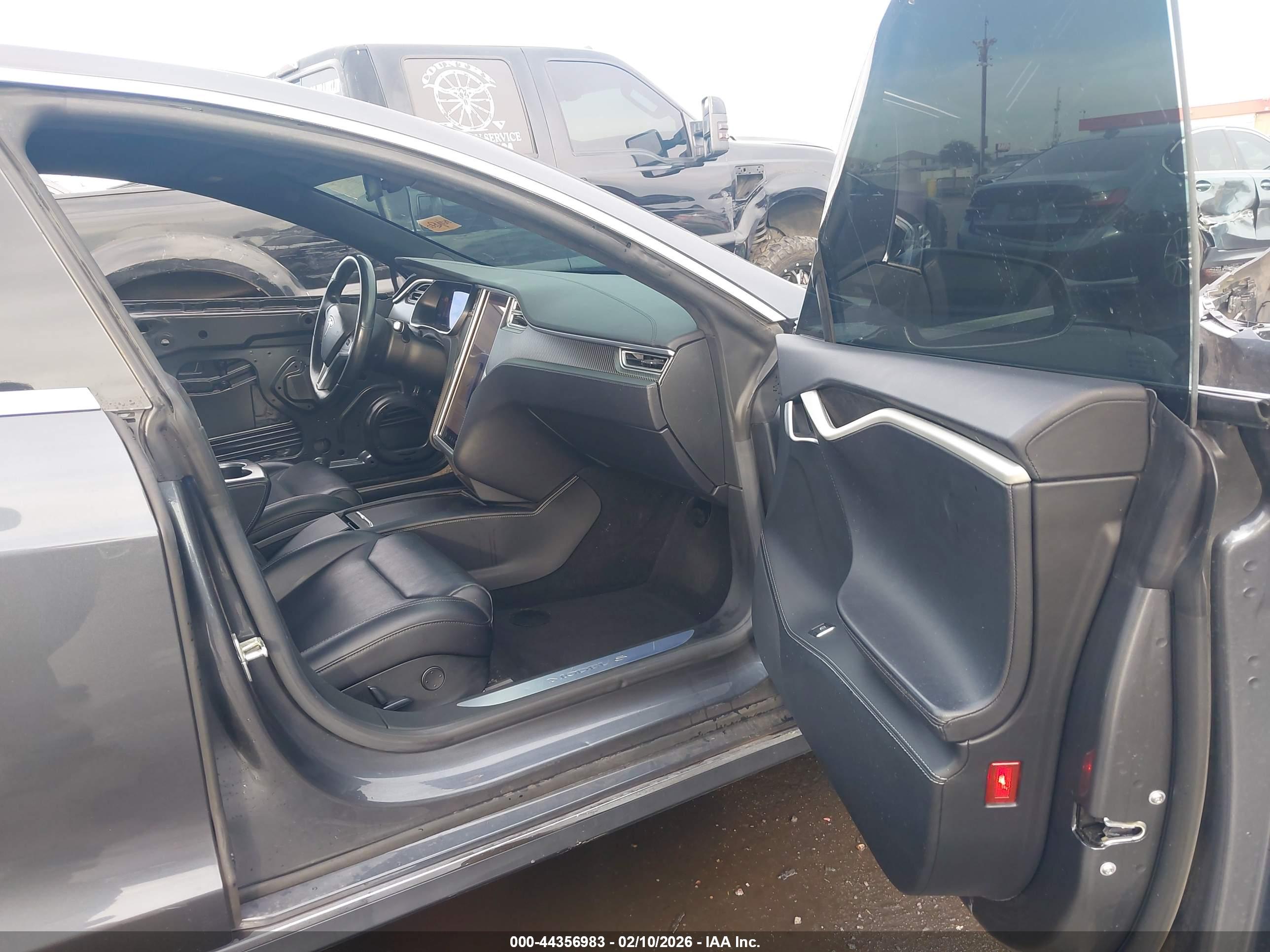 TESLA MODEL image 5