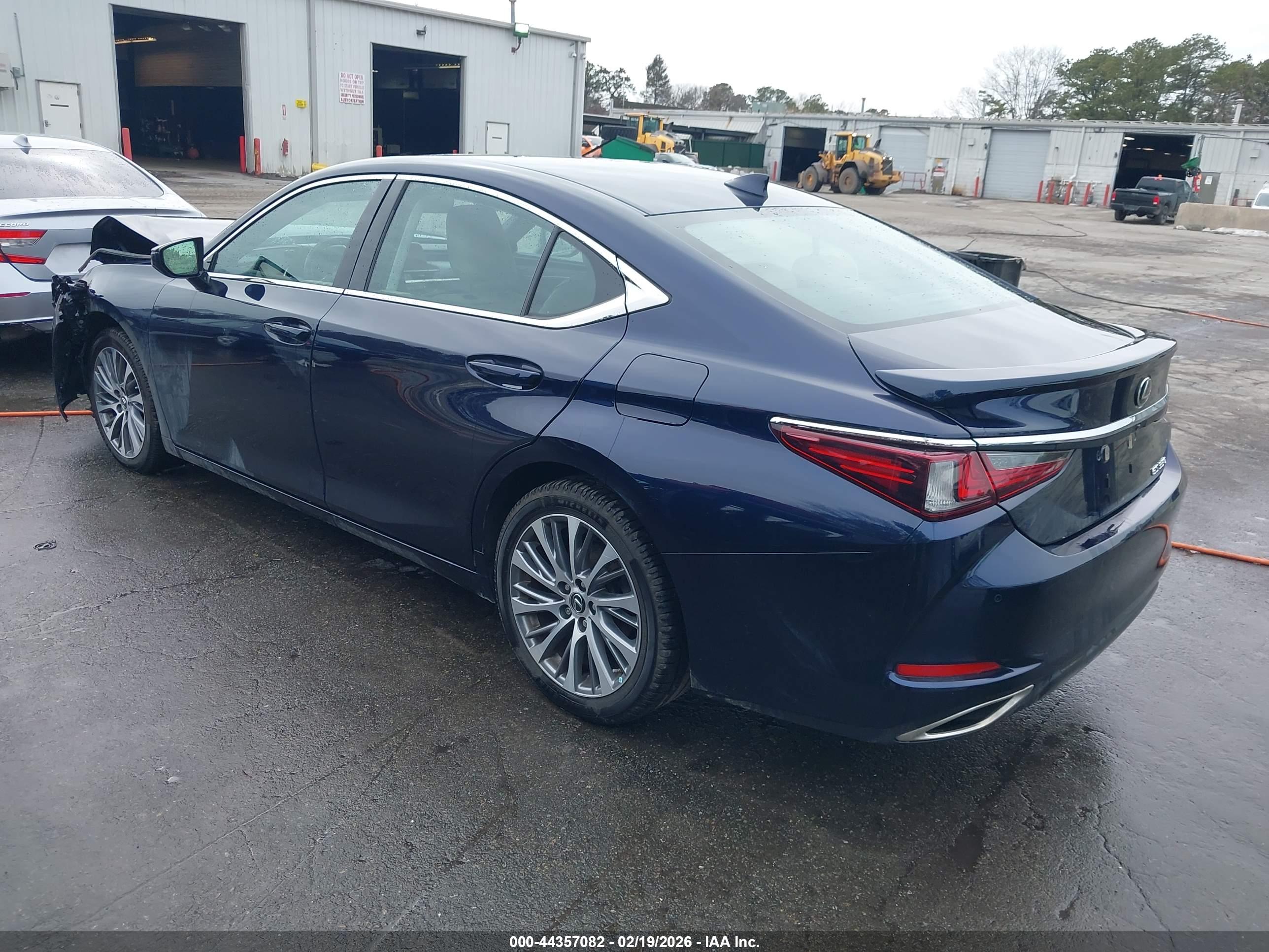 LEXUS ES image 3