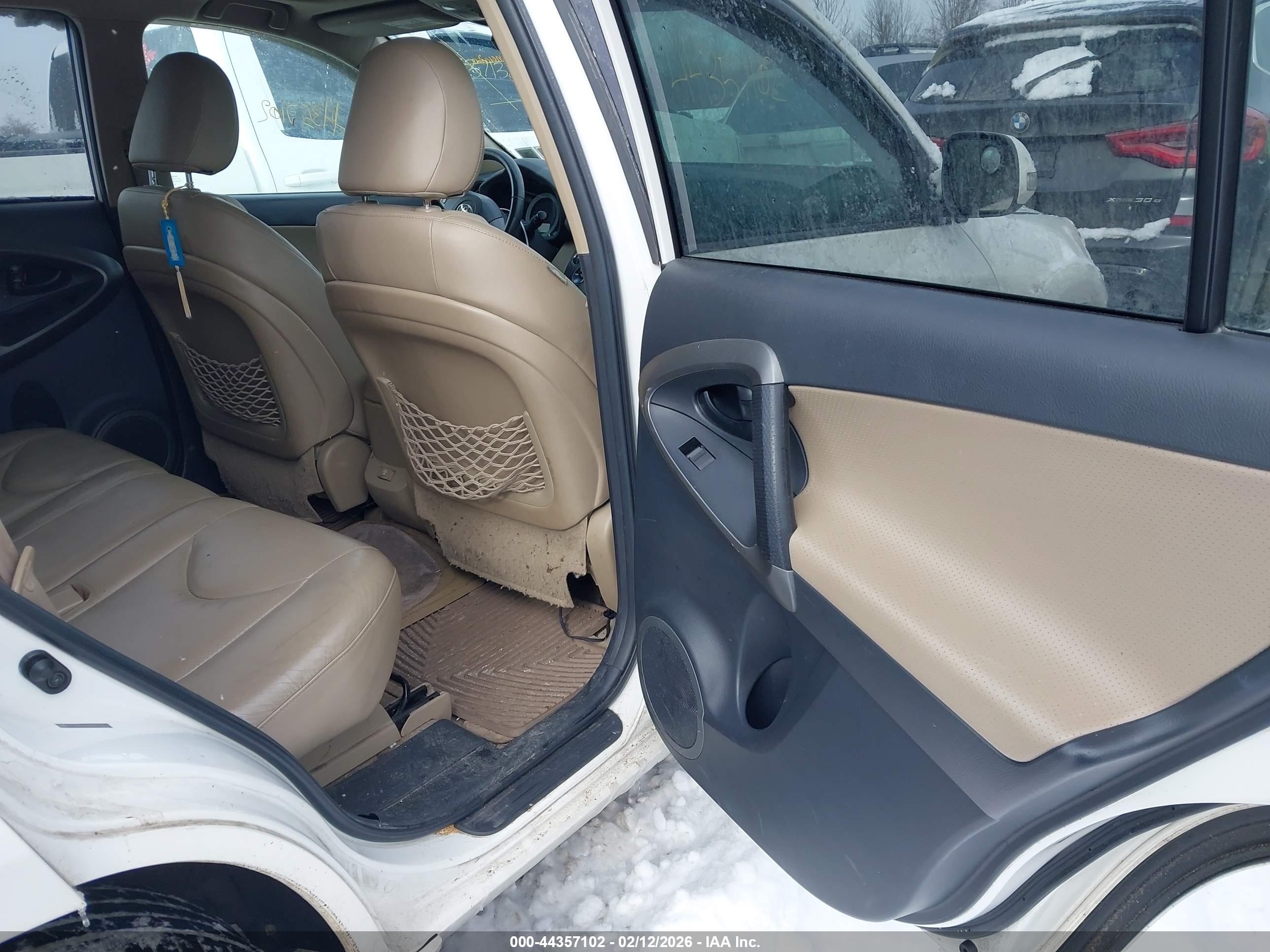 TOYOTA RAV4 image 8