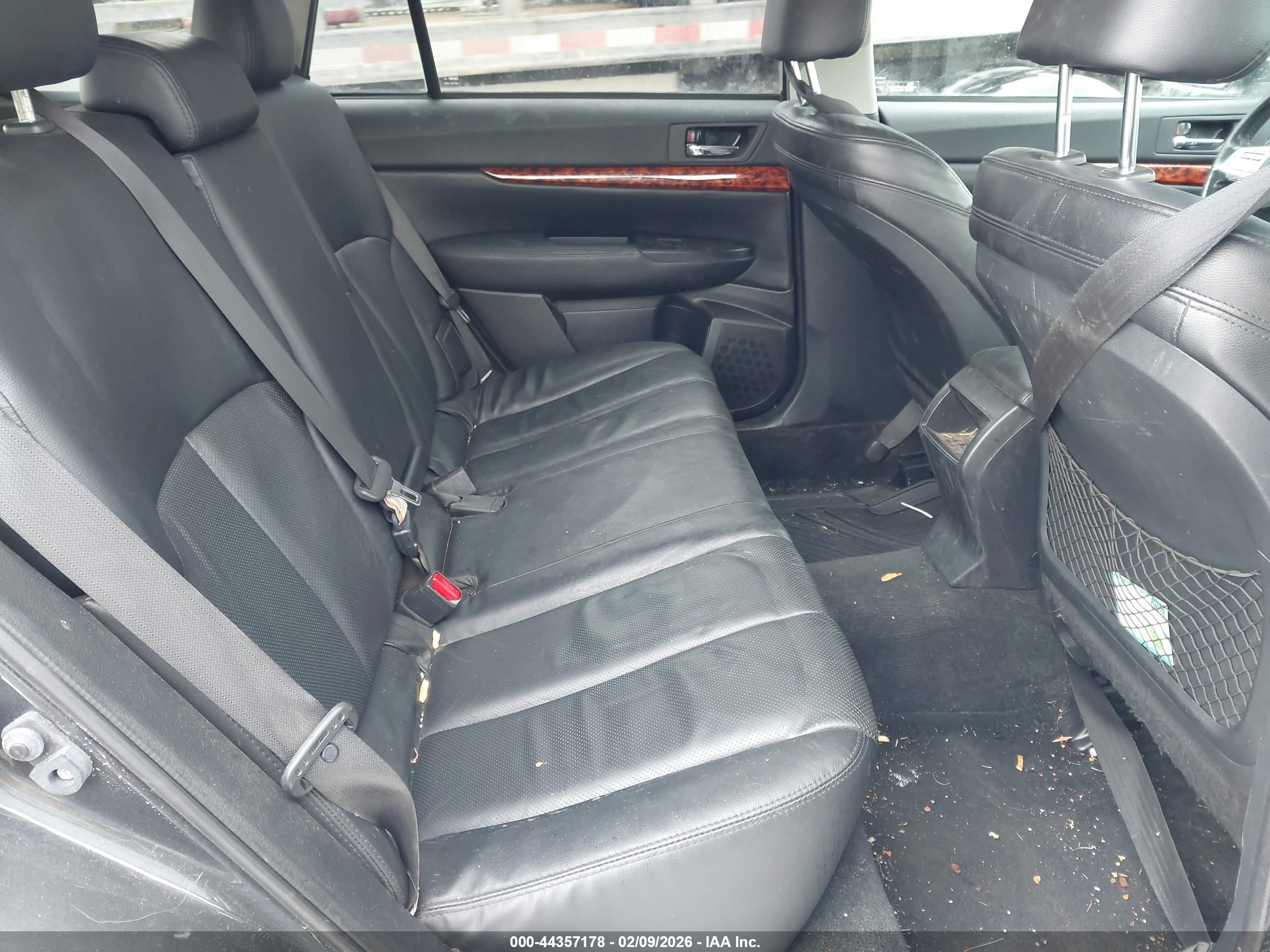 SUBARU OUTBACK image 8