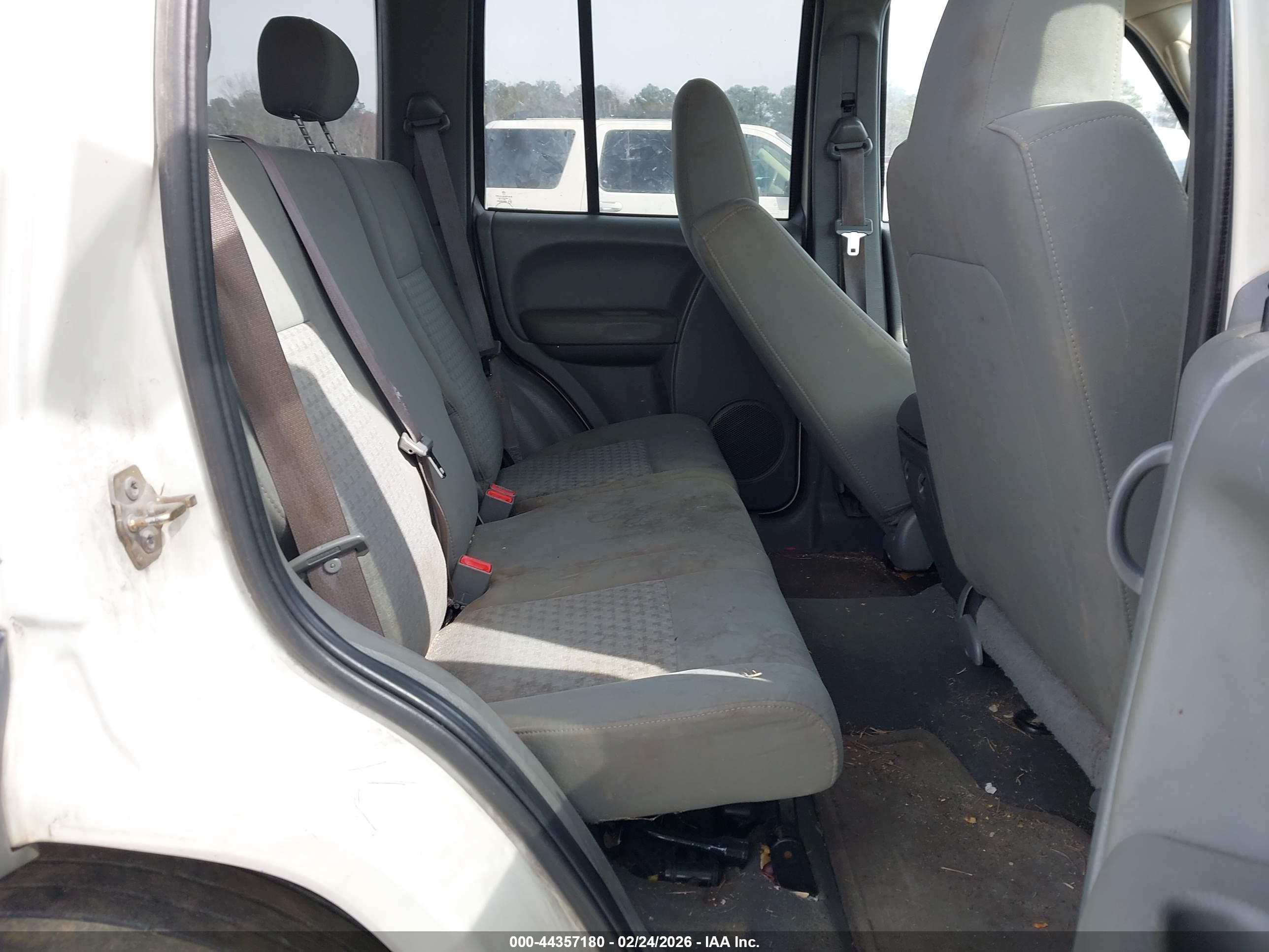 JEEP LIBERTY image 8