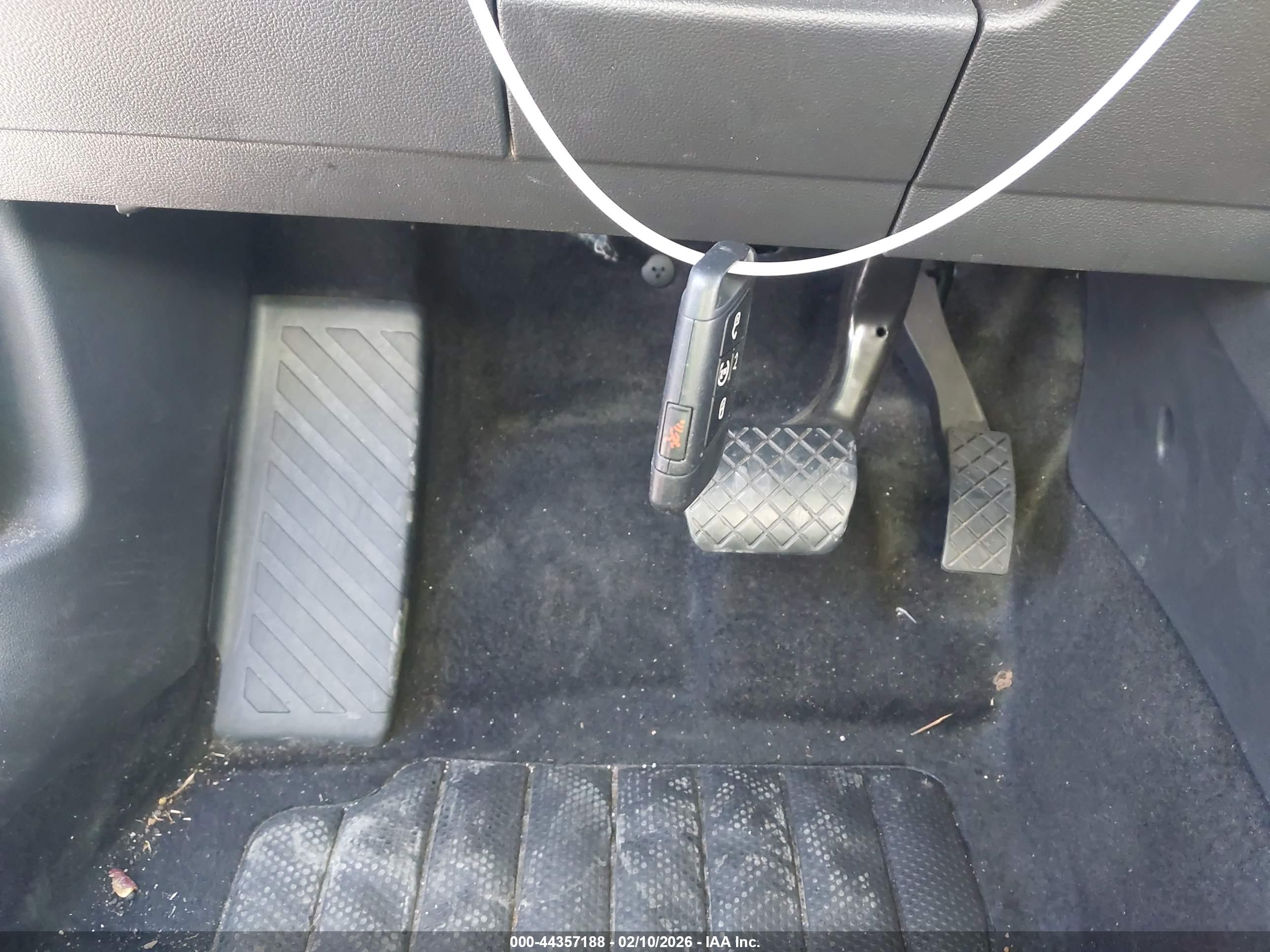 VOLKSWAGEN TAOS image 11
