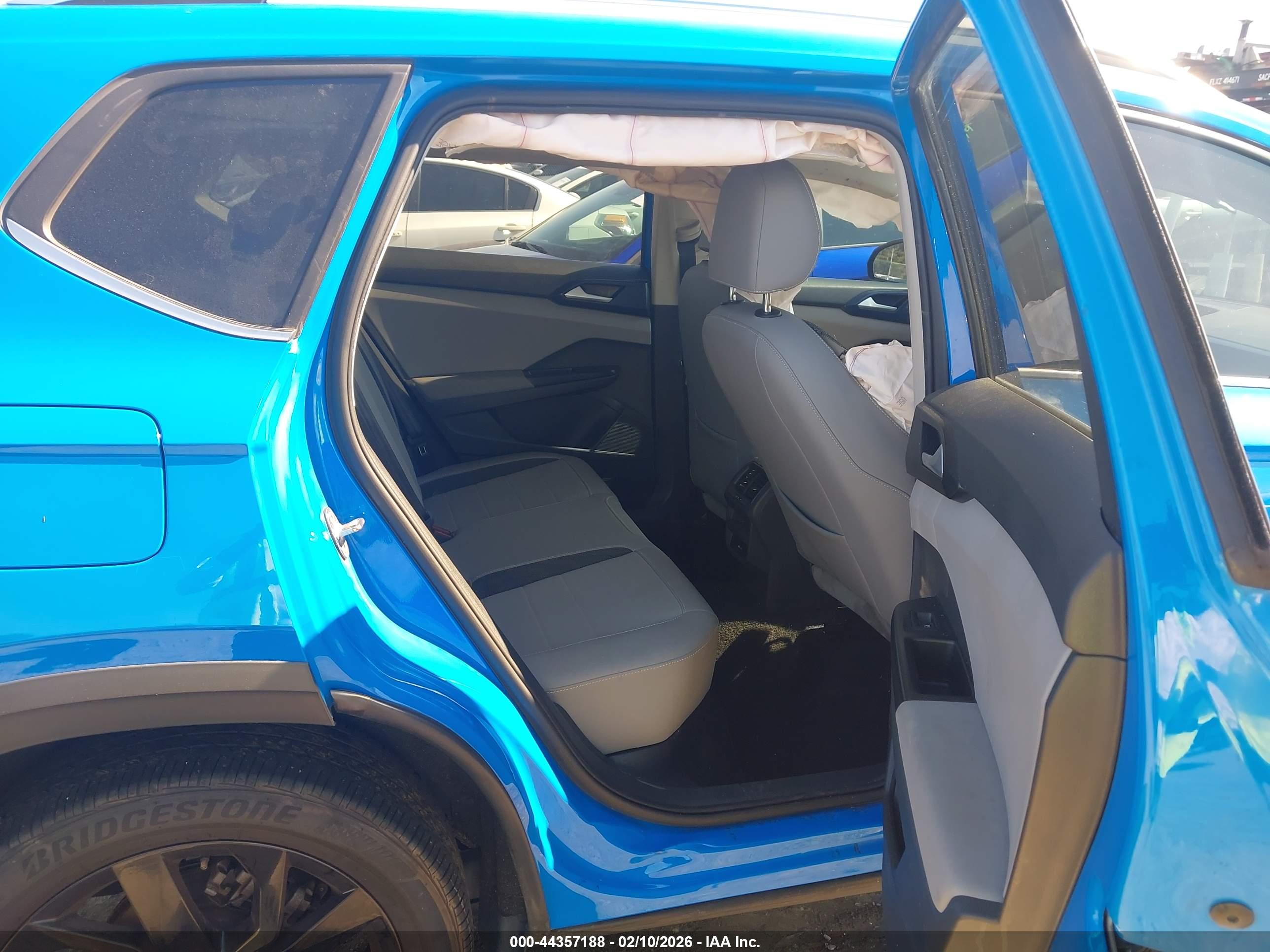 VOLKSWAGEN TAOS image 8
