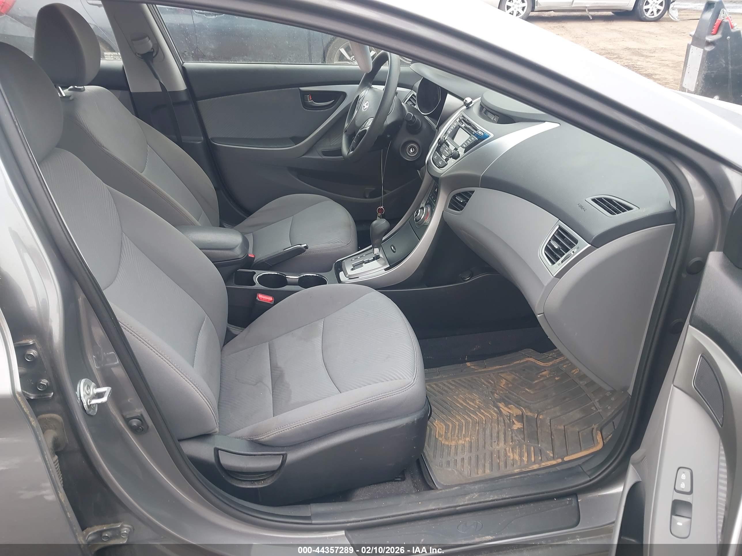 HYUNDAI ELANTRA image 5