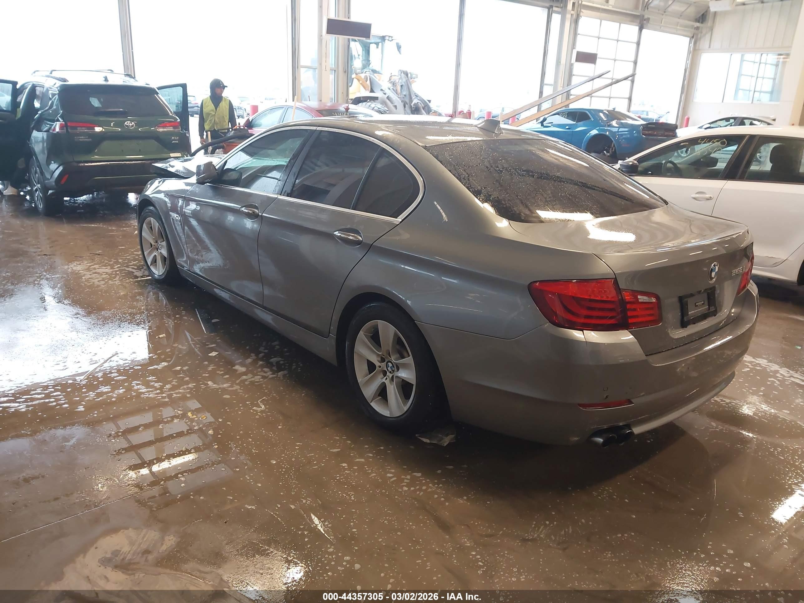 BMW 528I image 3