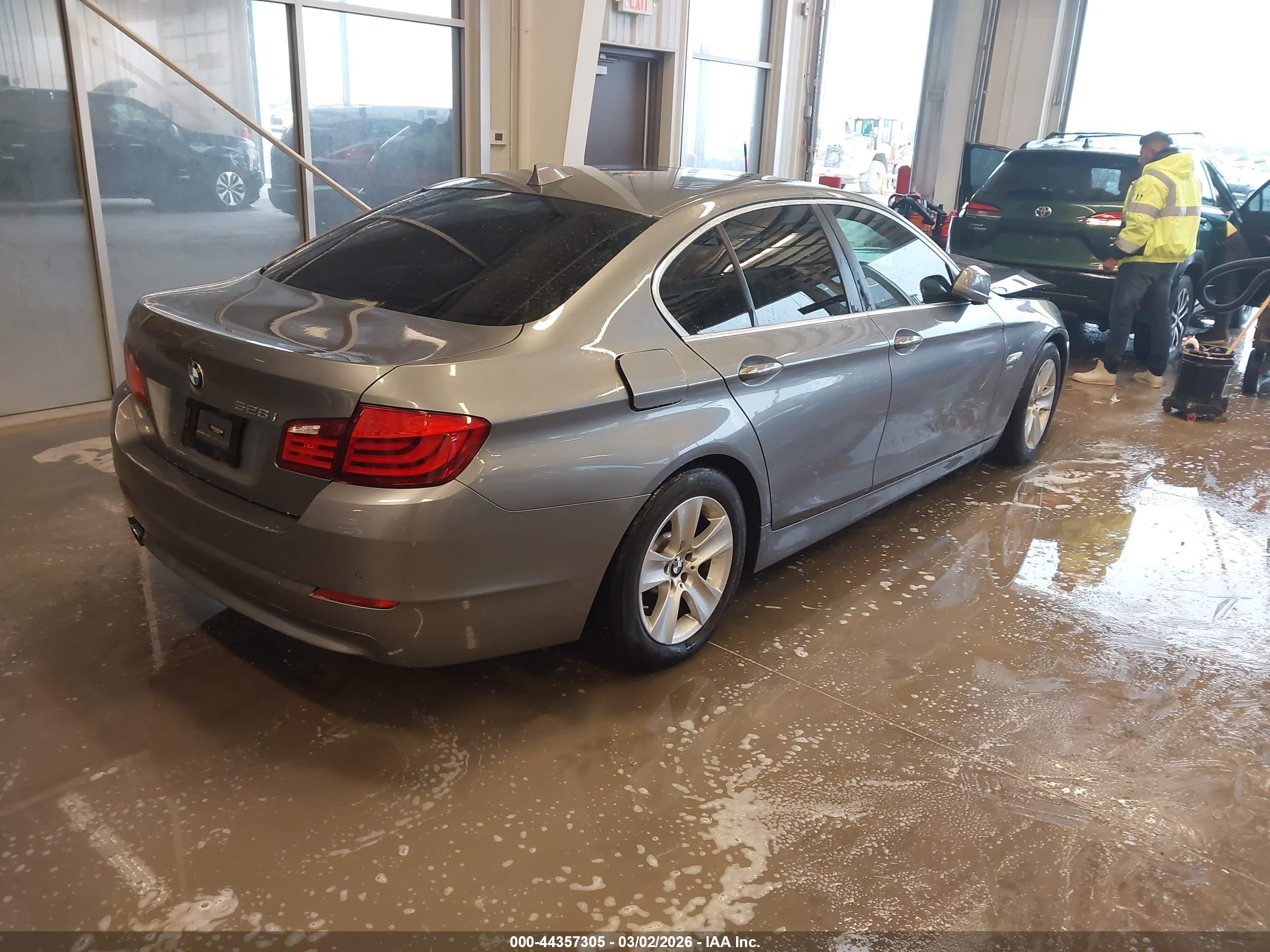 BMW 528I image 4