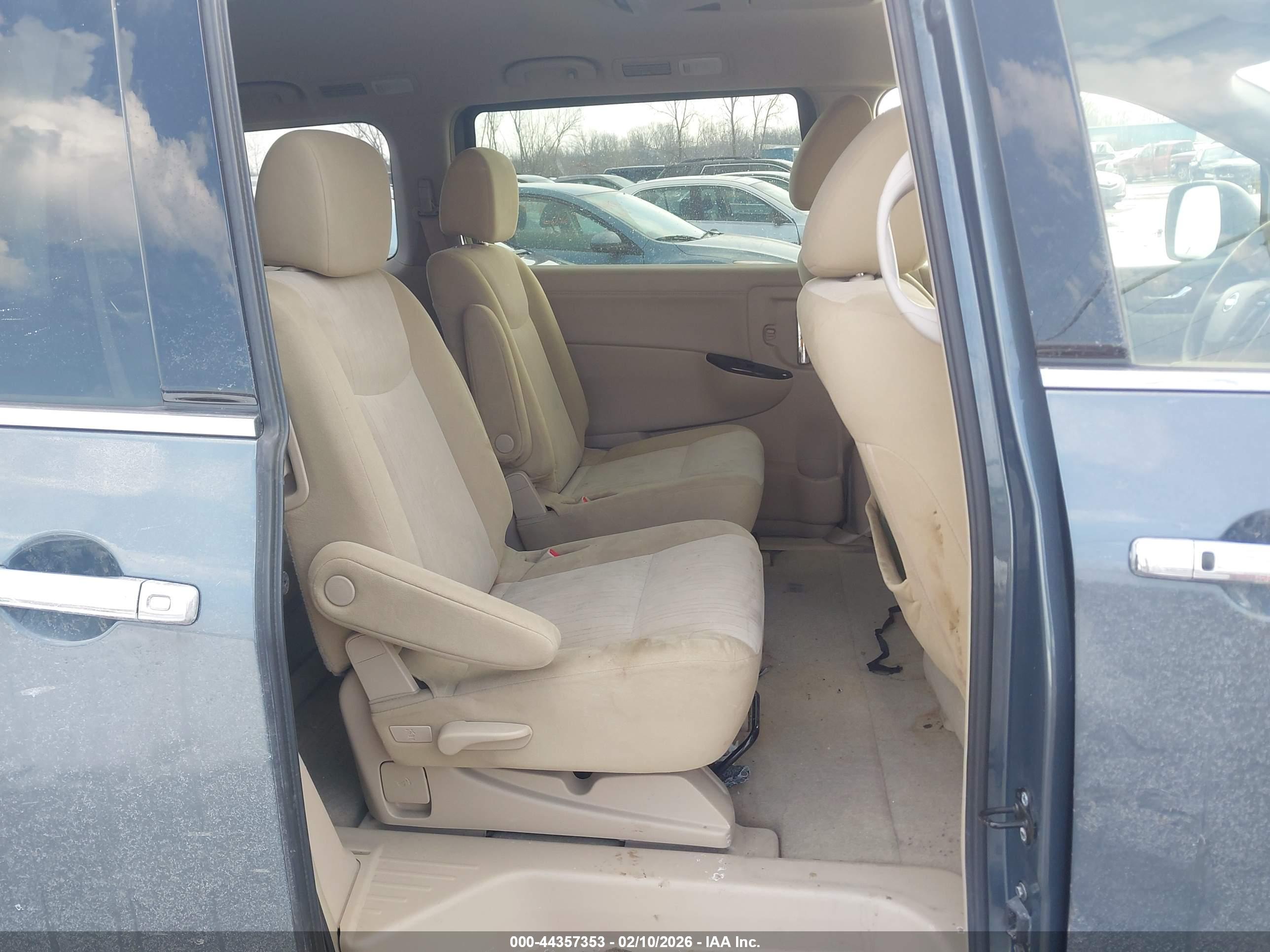 NISSAN QUEST image 8