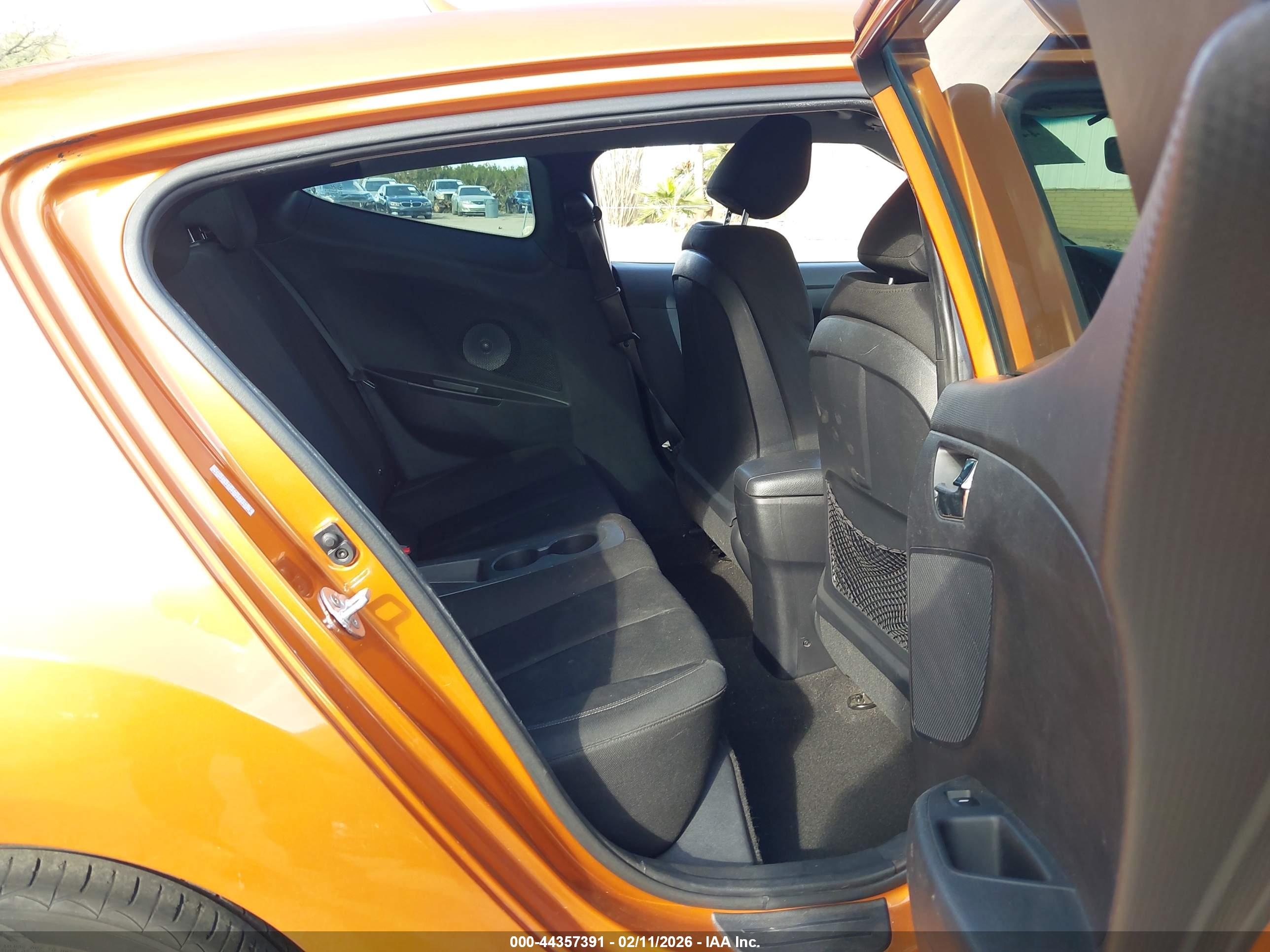 HYUNDAI VELOSTER image 8