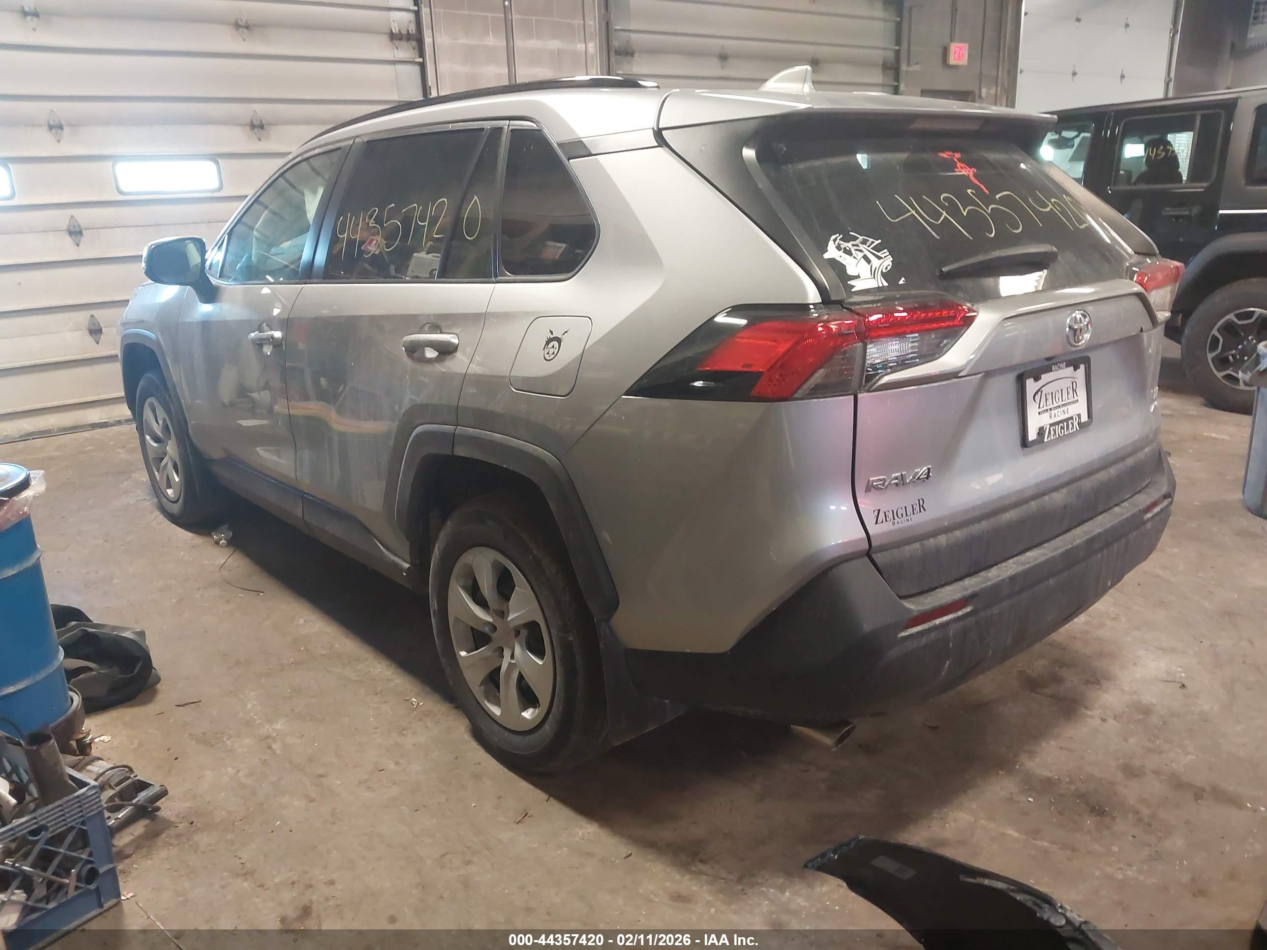 TOYOTA RAV4 image 3