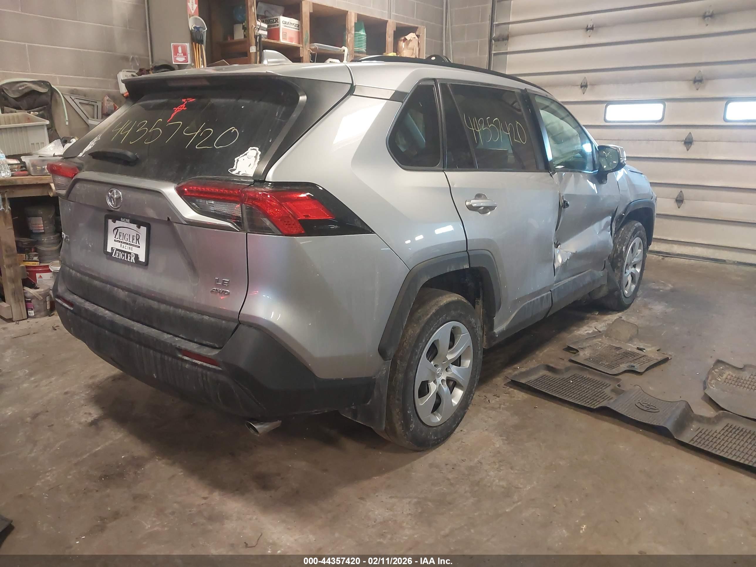 TOYOTA RAV4 image 4