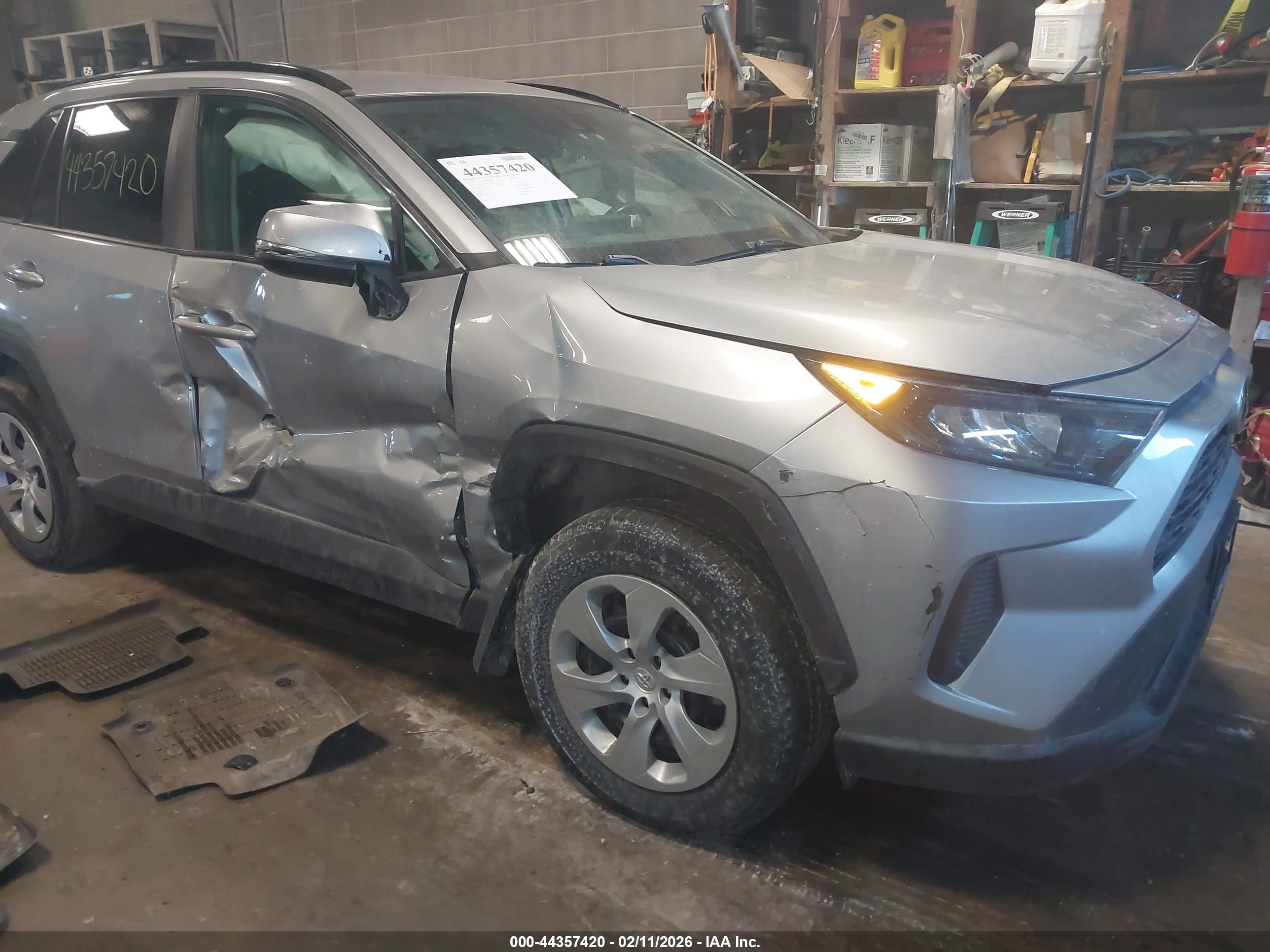 TOYOTA RAV4 image 6