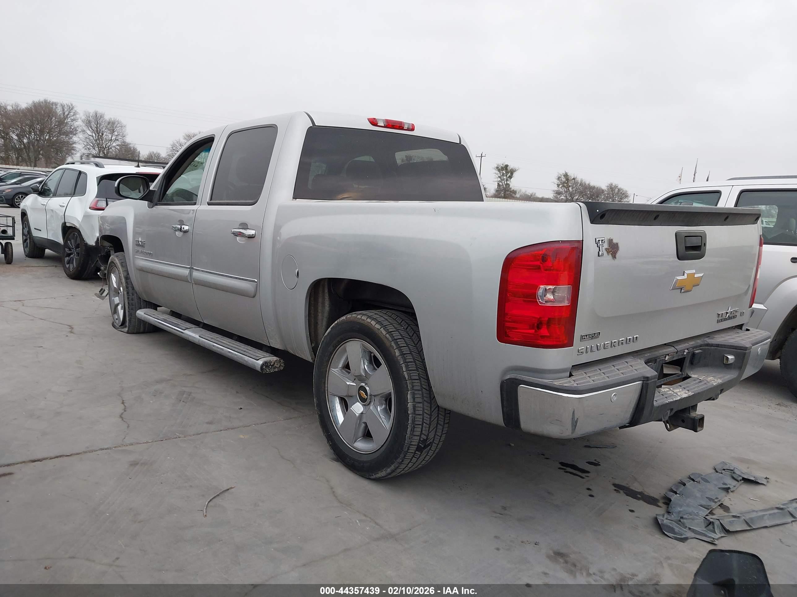 CHEVROLET SILVERADO image 3