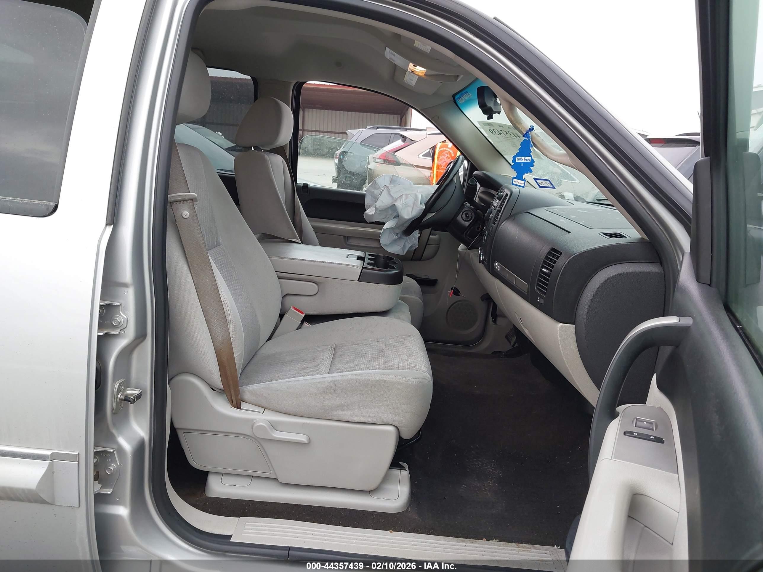 CHEVROLET SILVERADO image 5