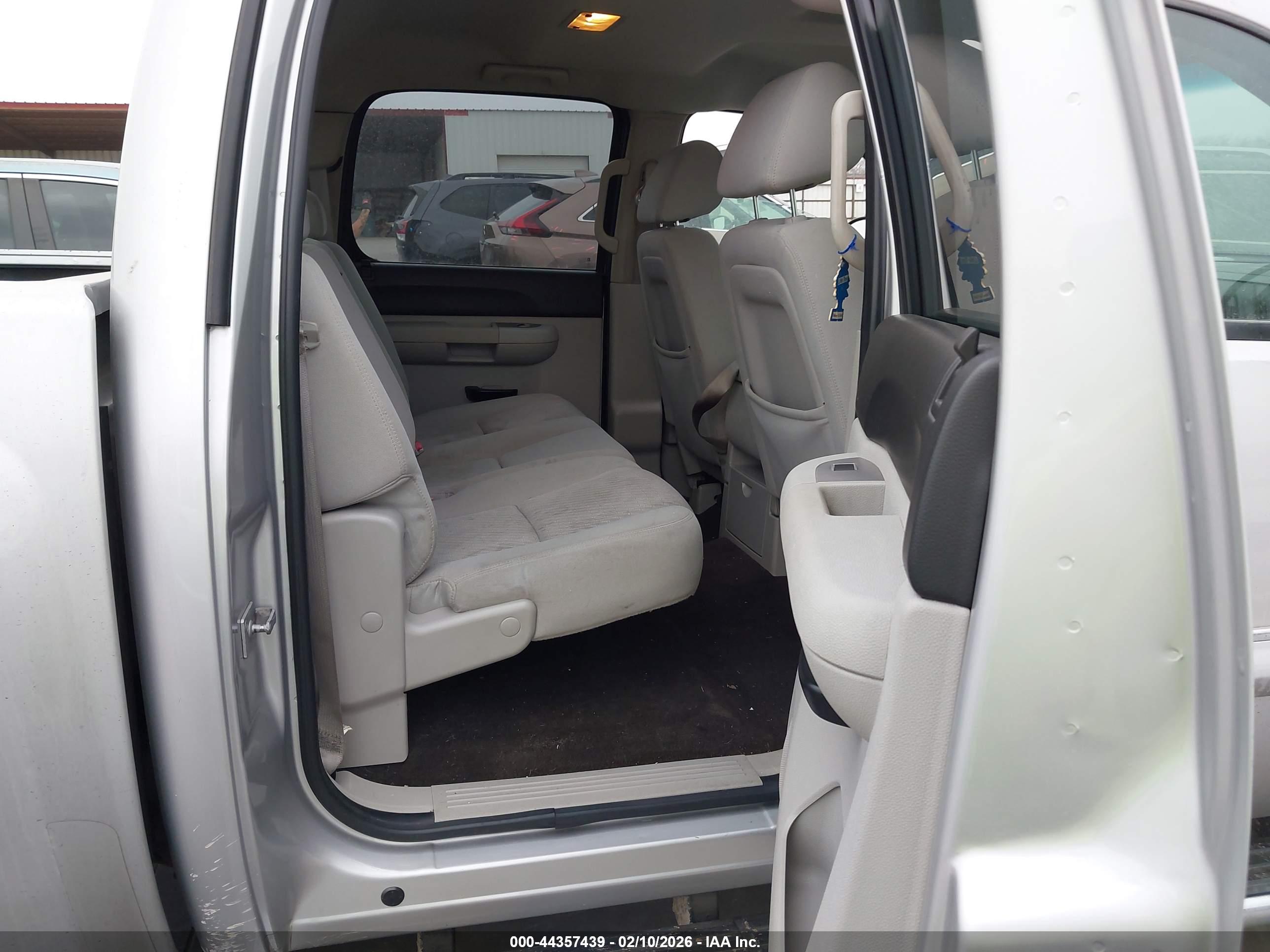 CHEVROLET SILVERADO image 8