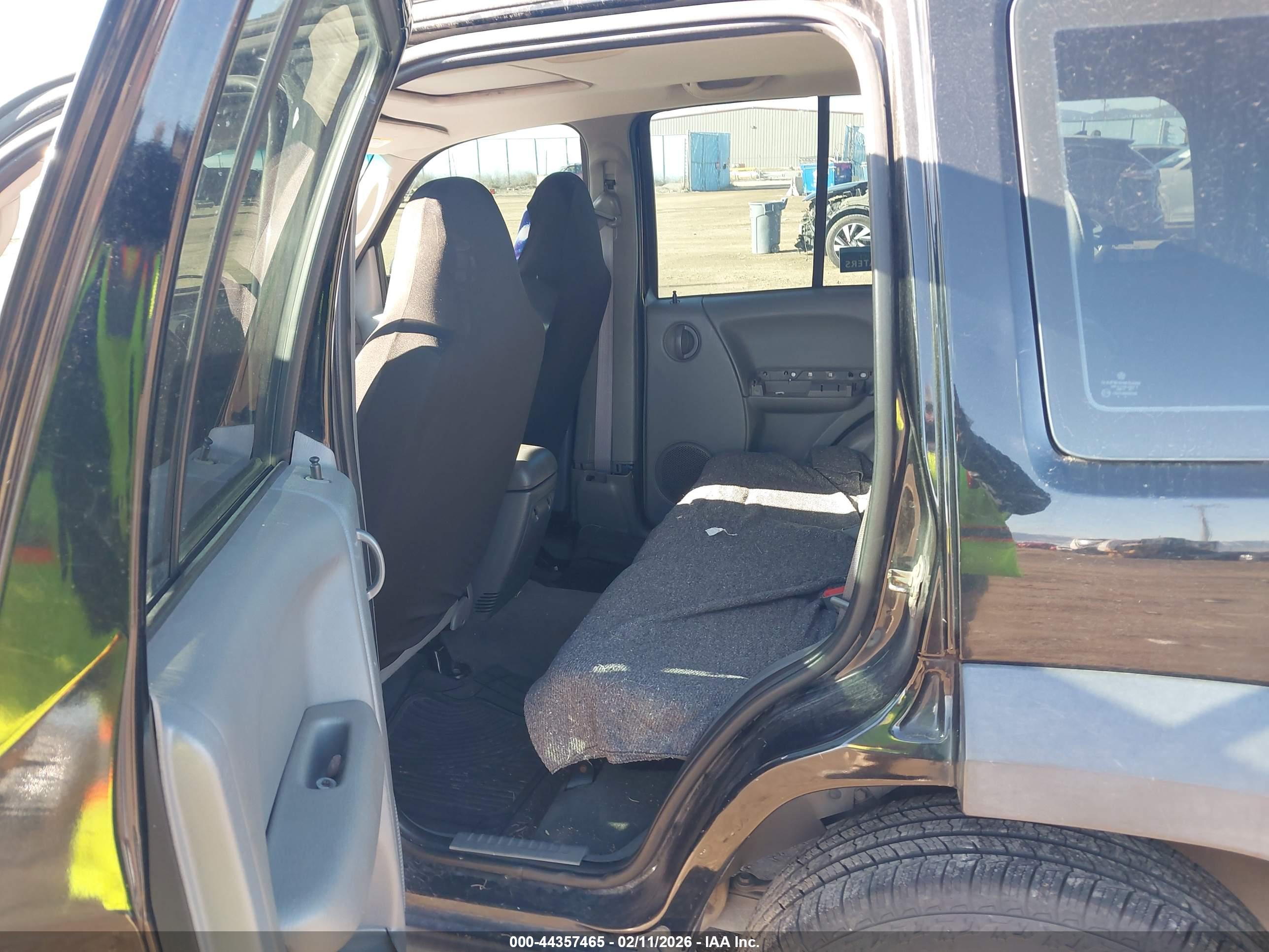 JEEP LIBERTY image 8